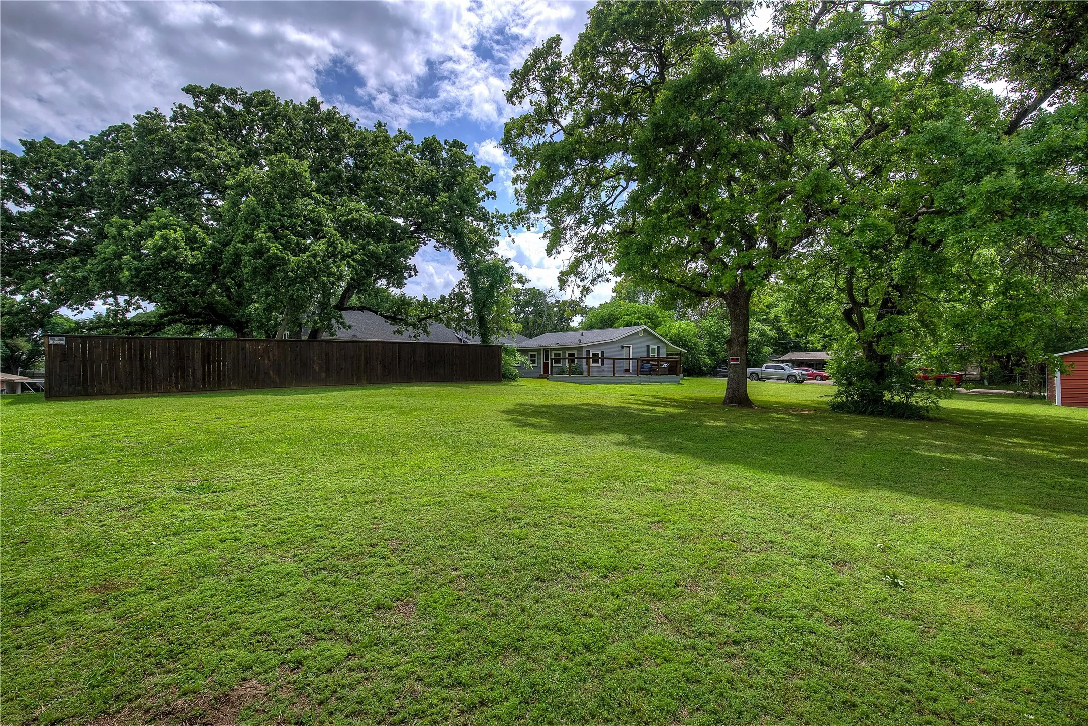 Single Family Residence For Sale in Hunt County , 10065 Comanche, Quinlan, Texas 75474, 3 Bedrooms, 2 Bathrooms, 1 Garage spaces, 1,152 Sqft, built in 1984, Price $299,999, mls#21281512, Real Estate Agent in Quinlan, Homes For Sale in Hunt county, Homes For Sale in Quinlan, Realtor in Quinlan Texas, Real Estate Brokerage Independent Realty Texas, Luminita Cordes Realtor