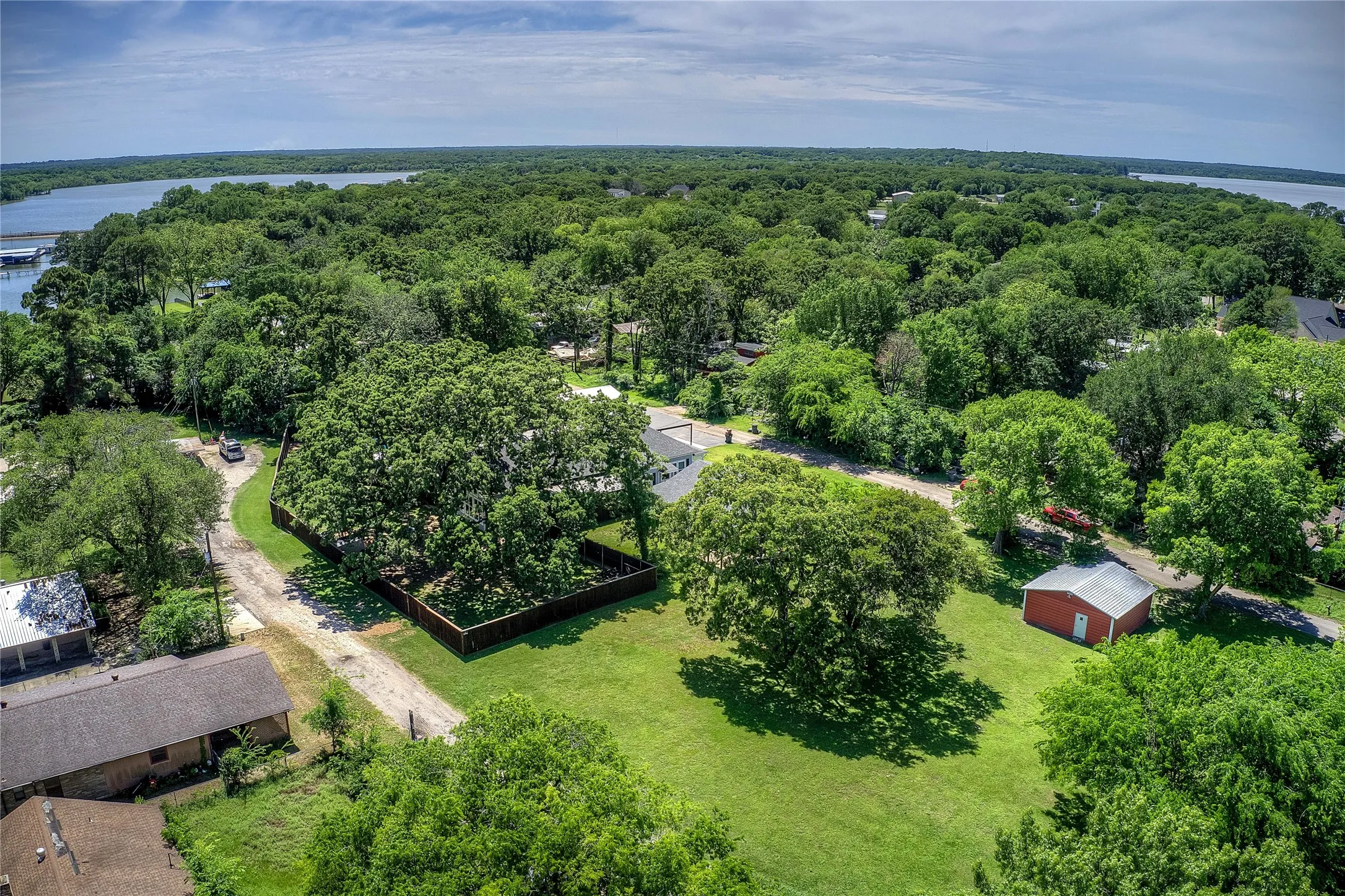 Single Family Residence For Sale in Hunt County , 10065 Comanche, Quinlan, Texas 75474, 3 Bedrooms, 2 Bathrooms, 1 Garage spaces, 1,152 Sqft, built in 1984, Price $299,999, mls#21281512, Real Estate Agent in Quinlan, Homes For Sale in Hunt county, Homes For Sale in Quinlan, Realtor in Quinlan Texas, Real Estate Brokerage Independent Realty Texas, Luminita Cordes Realtor