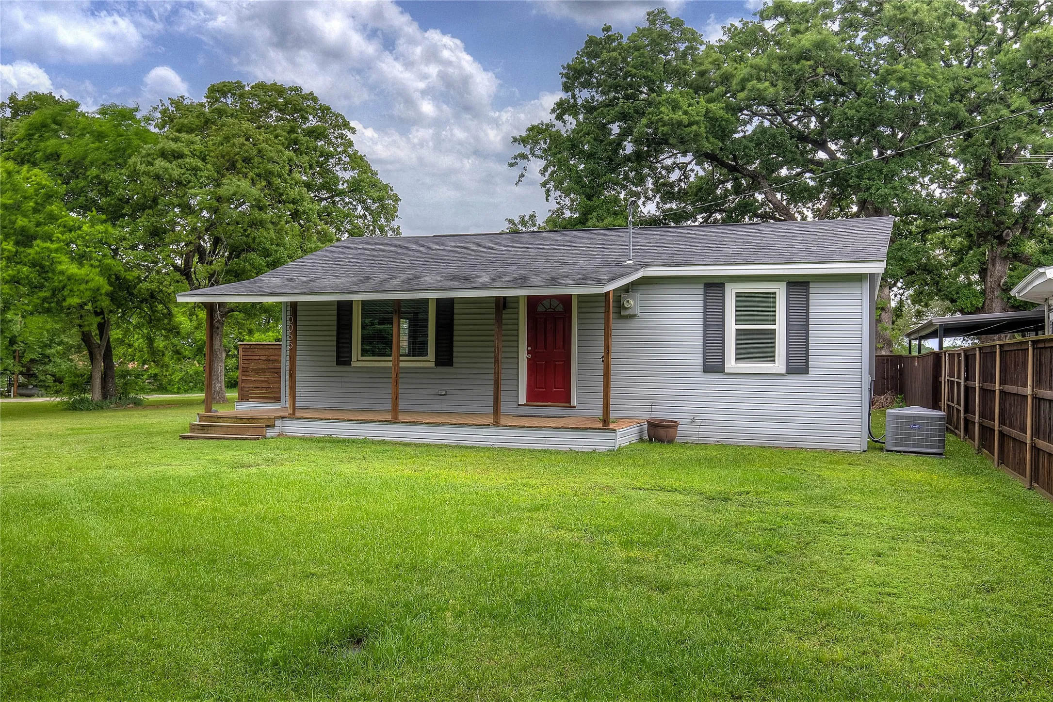 Single Family Residence For Sale in Hunt County , 10065 Comanche, Quinlan, Texas 75474, 3 Bedrooms, 2 Bathrooms, 1 Garage spaces, 1,152 Sqft, built in 1984, Price $299,999, mls#21281512, Real Estate Agent in Quinlan, Homes For Sale in Hunt county, Homes For Sale in Quinlan, Realtor in Quinlan Texas, Real Estate Brokerage Independent Realty Texas, Luminita Cordes Realtor