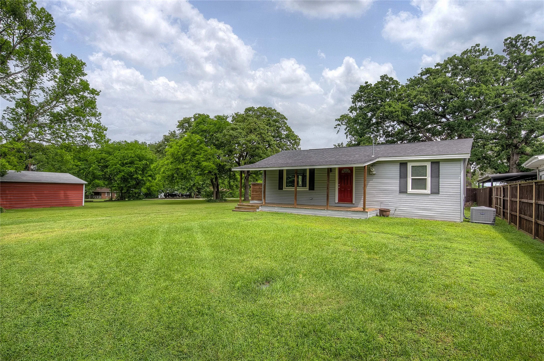 Single Family Residence For Sale in Hunt County , 10065 Comanche, Quinlan, Texas 75474, 3 Bedrooms, 2 Bathrooms, 1 Garage spaces, 1,152 Sqft, built in 1984, Price $299,999, mls#21281512, Real Estate Agent in Quinlan, Homes For Sale in Hunt county, Homes For Sale in Quinlan, Realtor in Quinlan Texas, Real Estate Brokerage Independent Realty Texas, Luminita Cordes Realtor