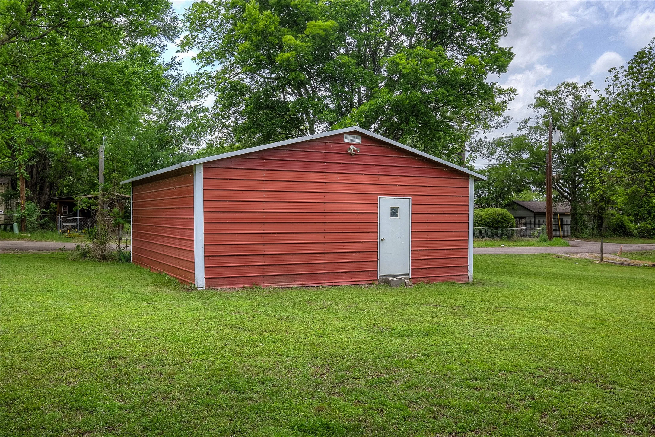 Single Family Residence For Sale in Hunt County , 10065 Comanche, Quinlan, Texas 75474, 3 Bedrooms, 2 Bathrooms, 1 Garage spaces, 1,152 Sqft, built in 1984, Price $299,999, mls#21281512, Real Estate Agent in Quinlan, Homes For Sale in Hunt county, Homes For Sale in Quinlan, Realtor in Quinlan Texas, Real Estate Brokerage Independent Realty Texas, Luminita Cordes Realtor