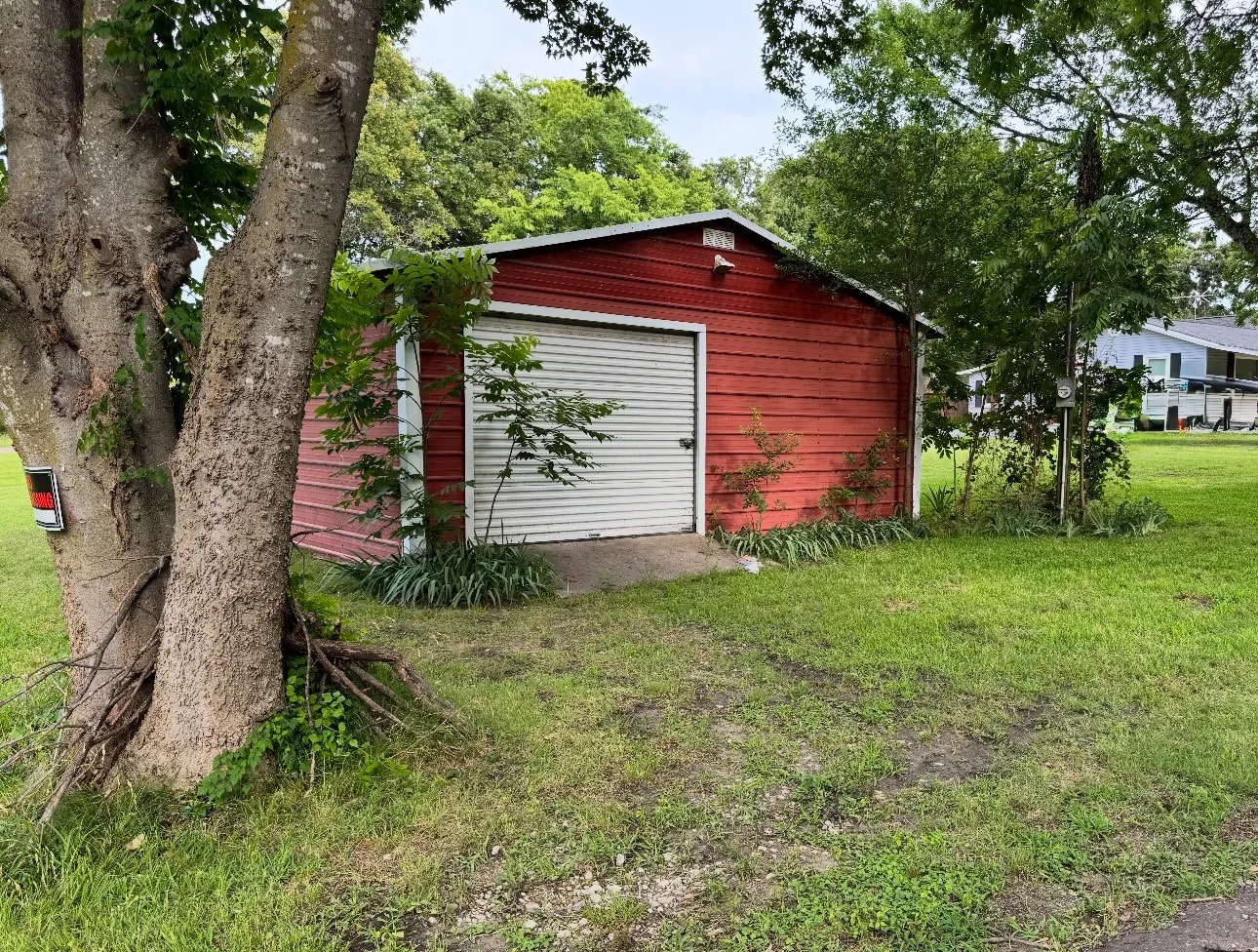 Single Family Residence For Sale in Hunt County , 10065 Comanche, Quinlan, Texas 75474, 3 Bedrooms, 2 Bathrooms, 1 Garage spaces, 1,152 Sqft, built in 1984, Price $299,999, mls#21281512, Real Estate Agent in Quinlan, Homes For Sale in Hunt county, Homes For Sale in Quinlan, Realtor in Quinlan Texas, Real Estate Brokerage Independent Realty Texas, Luminita Cordes Realtor