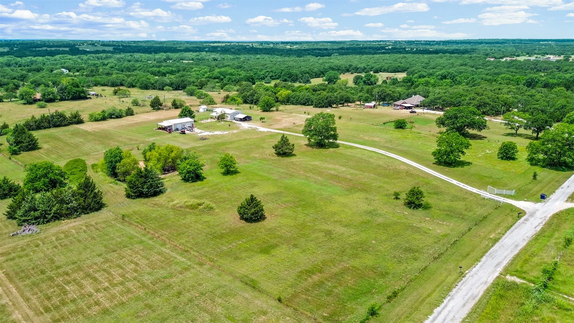 Single Family Residence For Sale in Montague County , 343 Meadow Lark Lane, Bowie, Texas 76230, 3 Bedroom, 2 Bathroom, 6 Garage spaces, 1,400 Sqft, built in 2003, mls#21266152, Real Estate Agent in Bowie, Homes For Sale in Montague county, Homes For Sale in Bowie, Realtor in Bowie Texas, Real Estate Brokerage Independent Realty Texas, Luminita Cordes Realtor