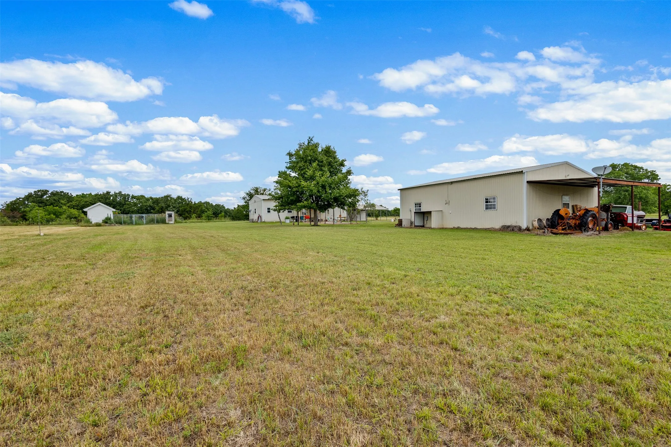 Single Family Residence For Sale in Montague County , 343 Meadow Lark Lane, Bowie, Texas 76230, 3 Bedroom, 2 Bathroom, 6 Garage spaces, 1,400 Sqft, built in 2003, mls#21266152, Real Estate Agent in Bowie, Homes For Sale in Montague county, Homes For Sale in Bowie, Realtor in Bowie Texas, Real Estate Brokerage Independent Realty Texas, Luminita Cordes Realtor