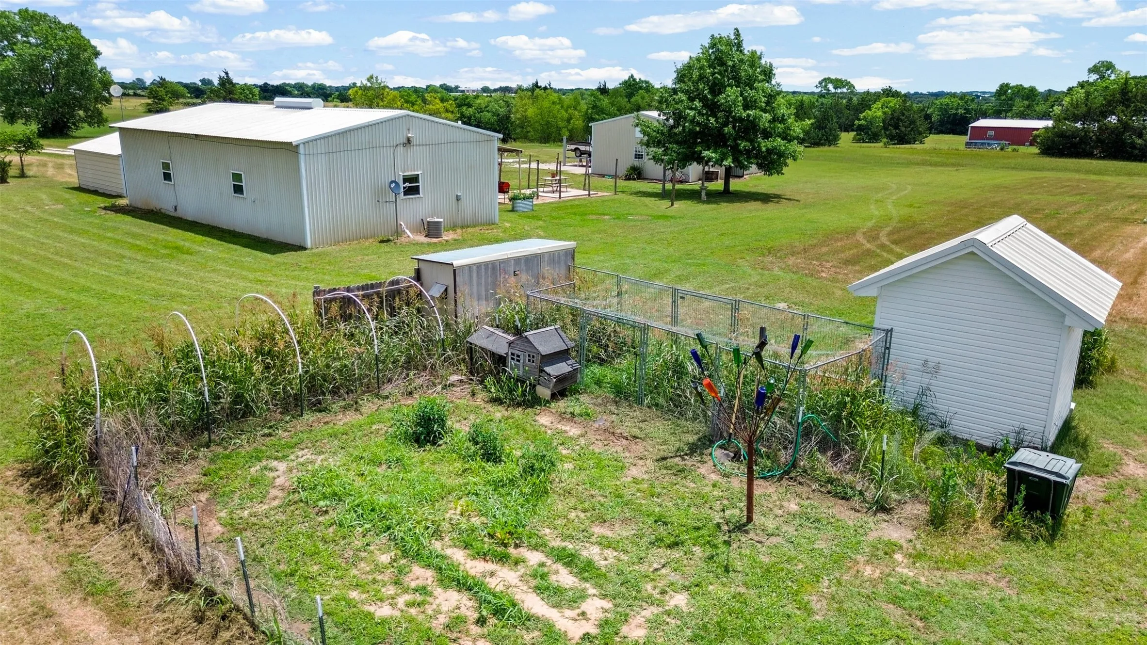 Single Family Residence For Sale in Montague County , 343 Meadow Lark Lane, Bowie, Texas 76230, 3 Bedroom, 2 Bathroom, 6 Garage spaces, 1,400 Sqft, built in 2003, mls#21266152, Real Estate Agent in Bowie, Homes For Sale in Montague county, Homes For Sale in Bowie, Realtor in Bowie Texas, Real Estate Brokerage Independent Realty Texas, Luminita Cordes Realtor