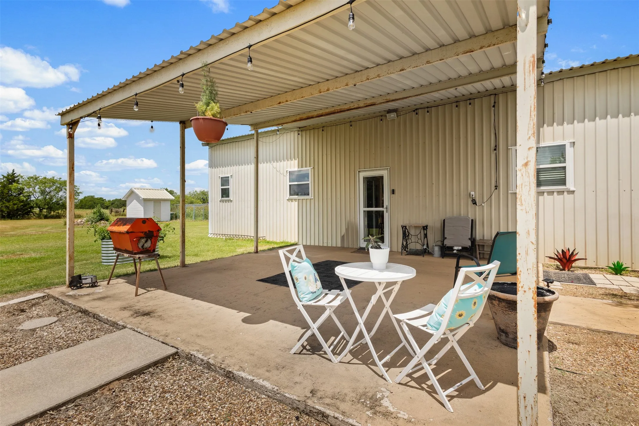 Single Family Residence For Sale in Montague County , 343 Meadow Lark Lane, Bowie, Texas 76230, 3 Bedroom, 2 Bathroom, 6 Garage spaces, 1,400 Sqft, built in 2003, mls#21266152, Real Estate Agent in Bowie, Homes For Sale in Montague county, Homes For Sale in Bowie, Realtor in Bowie Texas, Real Estate Brokerage Independent Realty Texas, Luminita Cordes Realtor