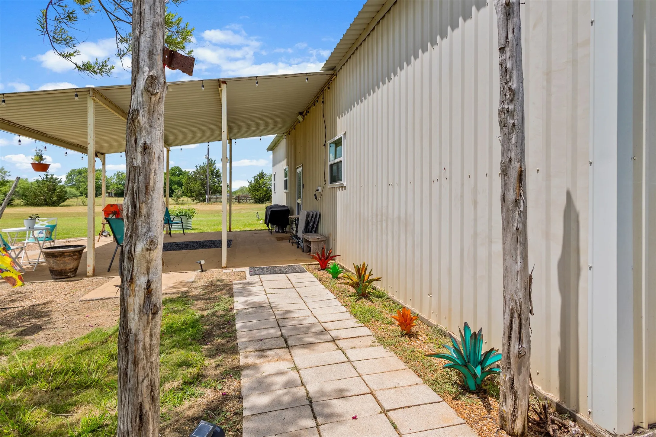 Single Family Residence For Sale in Montague County , 343 Meadow Lark Lane, Bowie, Texas 76230, 3 Bedroom, 2 Bathroom, 6 Garage spaces, 1,400 Sqft, built in 2003, mls#21266152, Real Estate Agent in Bowie, Homes For Sale in Montague county, Homes For Sale in Bowie, Realtor in Bowie Texas, Real Estate Brokerage Independent Realty Texas, Luminita Cordes Realtor