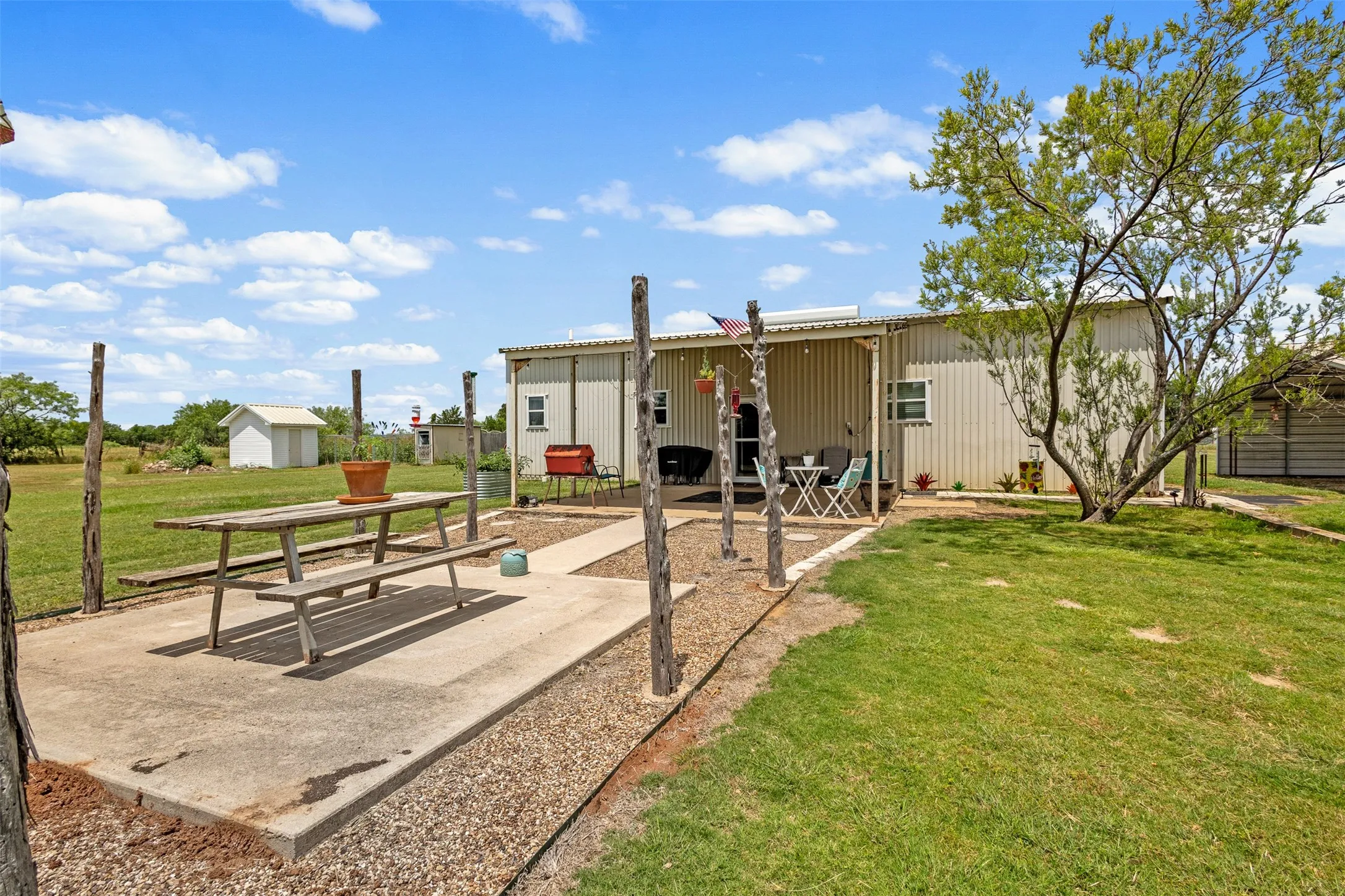 Single Family Residence For Sale in Montague County , 343 Meadow Lark Lane, Bowie, Texas 76230, 3 Bedroom, 2 Bathroom, 6 Garage spaces, 1,400 Sqft, built in 2003, mls#21266152, Real Estate Agent in Bowie, Homes For Sale in Montague county, Homes For Sale in Bowie, Realtor in Bowie Texas, Real Estate Brokerage Independent Realty Texas, Luminita Cordes Realtor