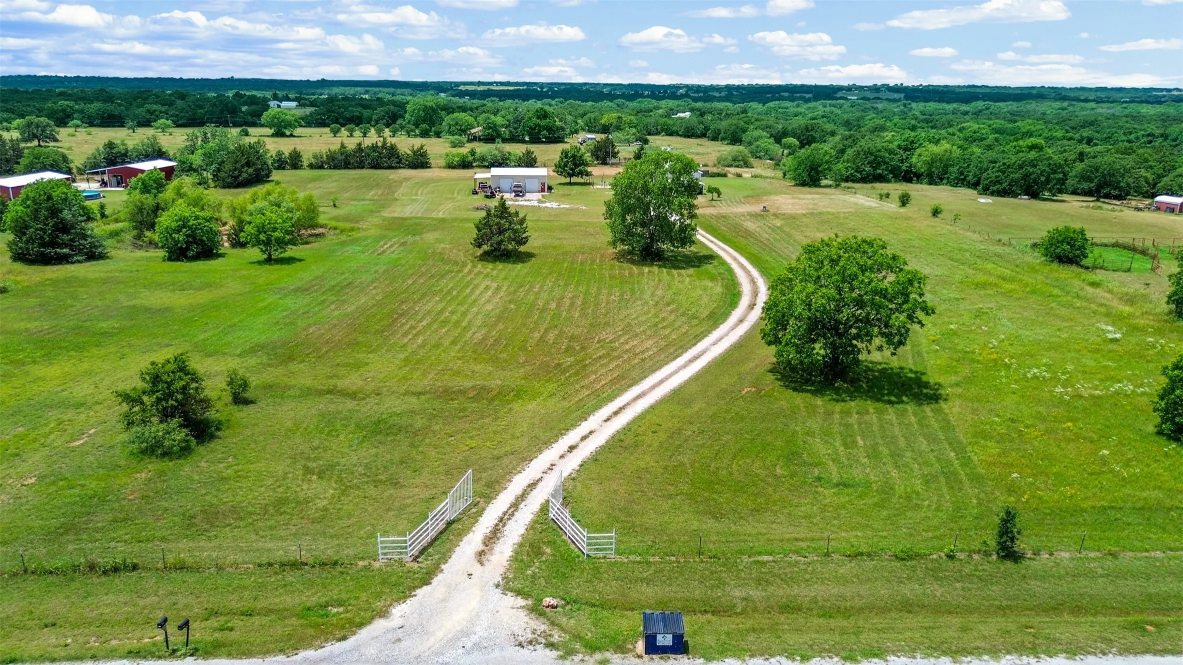Single Family Residence For Sale in Montague County , 343 Meadow Lark Lane, Bowie, Texas 76230, 3 Bedroom, 2 Bathroom, 6 Garage spaces, 1,400 Sqft, built in 2003, mls#21266152, Real Estate Agent in Bowie, Homes For Sale in Montague county, Homes For Sale in Bowie, Realtor in Bowie Texas, Real Estate Brokerage Independent Realty Texas, Luminita Cordes Realtor