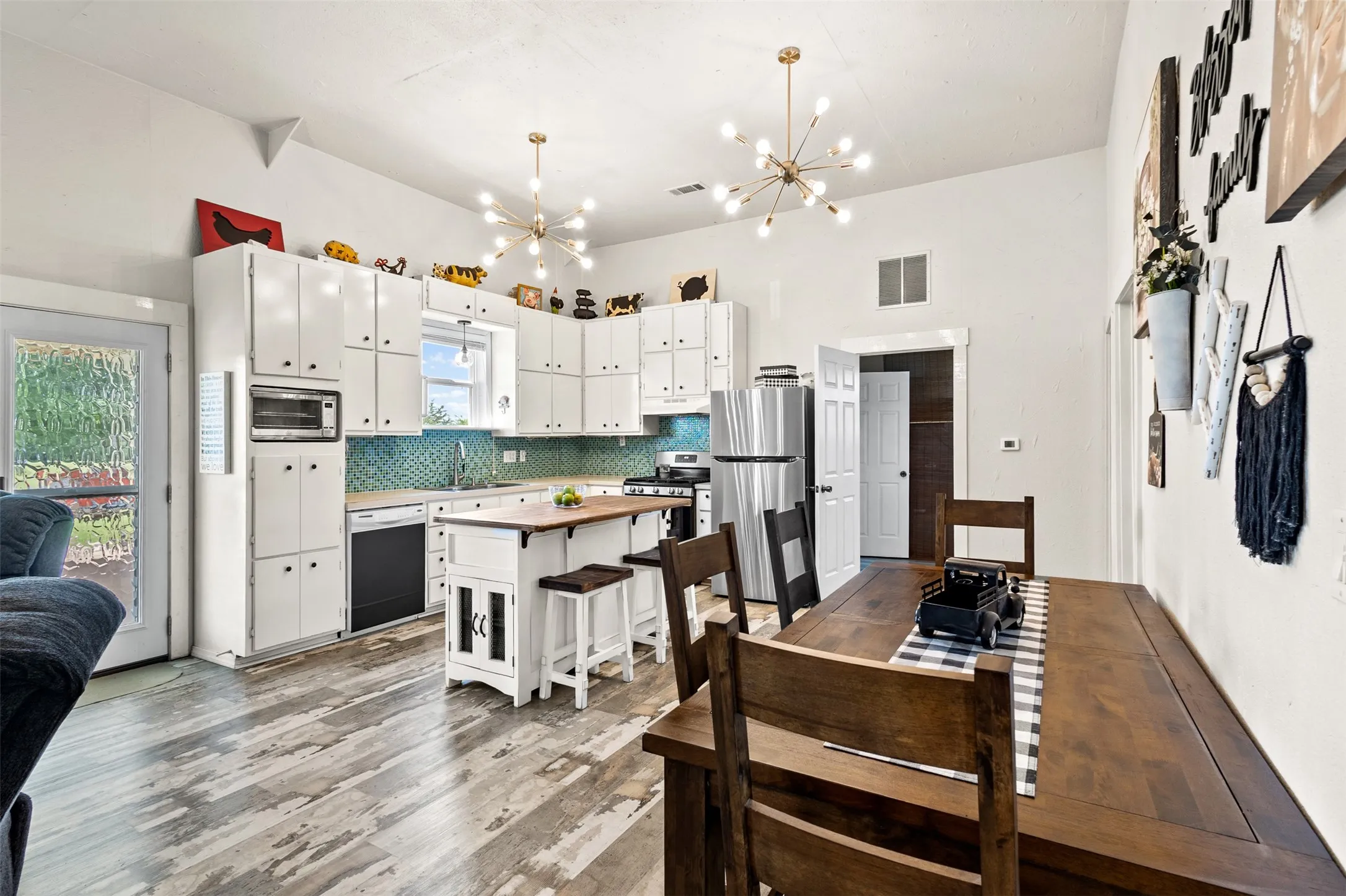 Single Family Residence For Sale in Montague County , 343 Meadow Lark Lane, Bowie, Texas 76230, 3 Bedroom, 2 Bathroom, 6 Garage spaces, 1,400 Sqft, built in 2003, mls#21266152, Real Estate Agent in Bowie, Homes For Sale in Montague county, Homes For Sale in Bowie, Realtor in Bowie Texas, Real Estate Brokerage Independent Realty Texas, Luminita Cordes Realtor