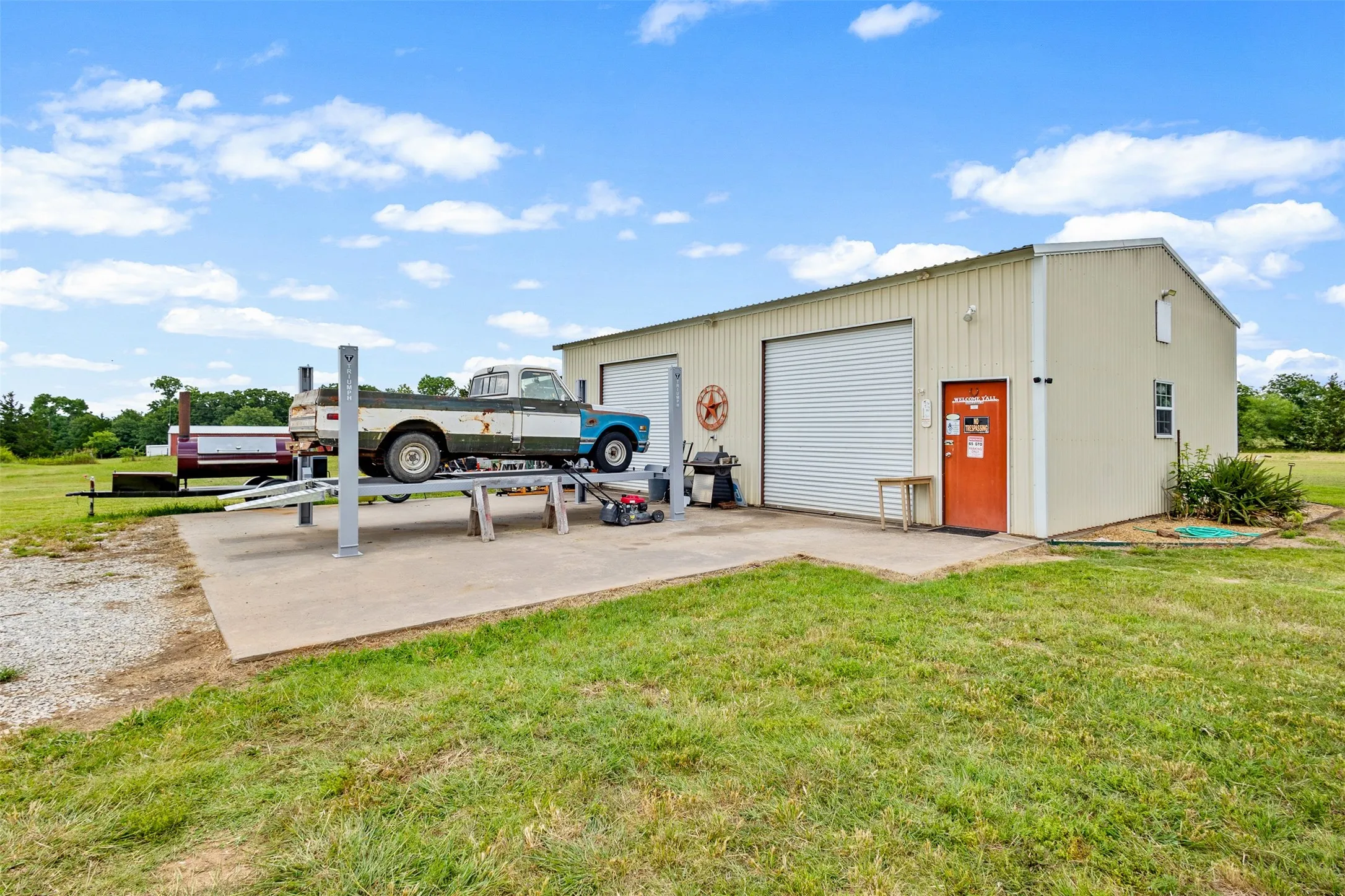 Single Family Residence For Sale in Montague County , 343 Meadow Lark Lane, Bowie, Texas 76230, 3 Bedroom, 2 Bathroom, 6 Garage spaces, 1,400 Sqft, built in 2003, mls#21266152, Real Estate Agent in Bowie, Homes For Sale in Montague county, Homes For Sale in Bowie, Realtor in Bowie Texas, Real Estate Brokerage Independent Realty Texas, Luminita Cordes Realtor