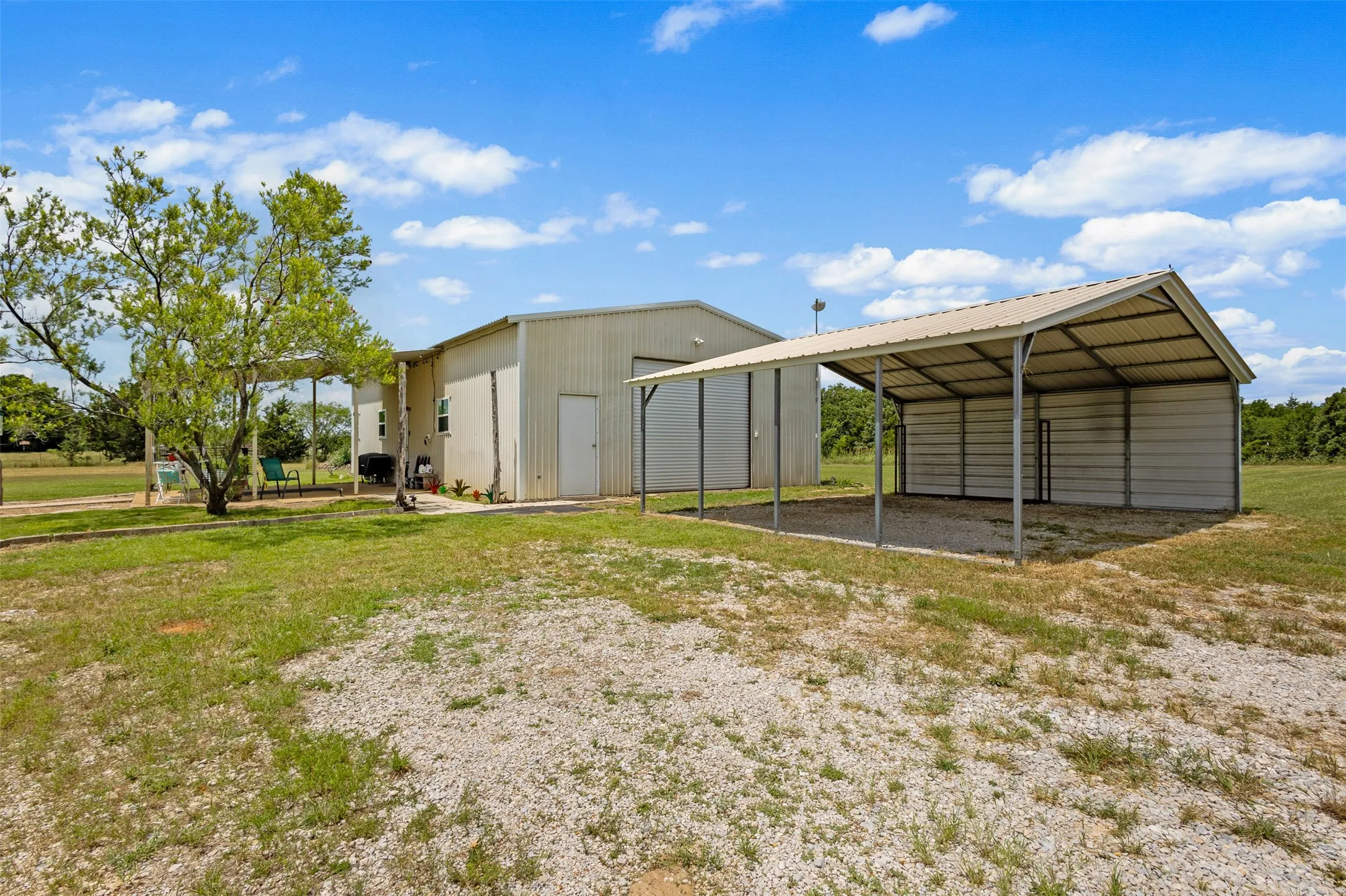 Single Family Residence For Sale in Montague County , 343 Meadow Lark Lane, Bowie, Texas 76230, 3 Bedroom, 2 Bathroom, 6 Garage spaces, 1,400 Sqft, built in 2003, mls#21266152, Real Estate Agent in Bowie, Homes For Sale in Montague county, Homes For Sale in Bowie, Realtor in Bowie Texas, Real Estate Brokerage Independent Realty Texas, Luminita Cordes Realtor