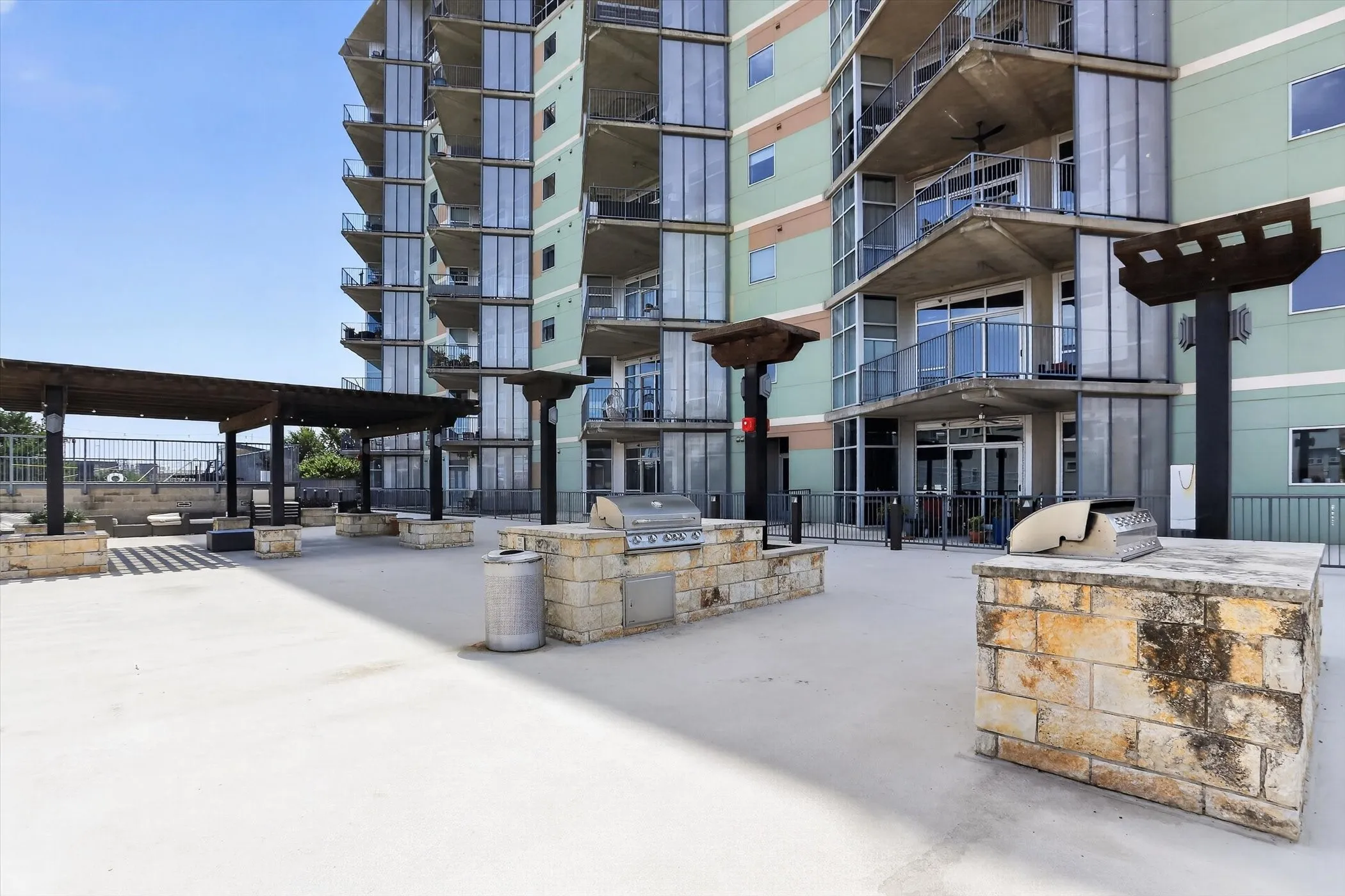 Condominium For Sale in Dallas County , 1001 Belleview Street 703, Dallas, Texas 75215, 2 Bedroom, 2 Bathroom, 2 Garage spaces, 1,127 Sqft, built in 2007, mls#21281991, Real Estate Agent in Dallas, Homes For Sale in Dallas county, Homes For Sale in Dallas, Realtor in Dallas Texas, Real Estate Brokerage Independent Realty Texas, Luminita Cordes Realtor