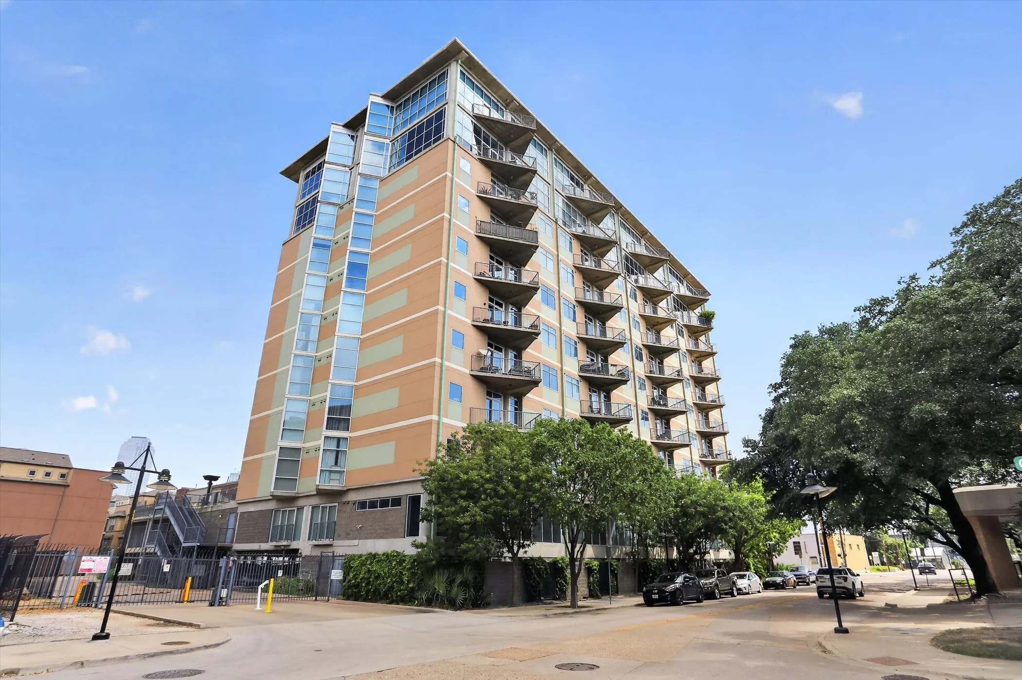 Condominium For Sale in Dallas County , 1001 Belleview Street 703, Dallas, Texas 75215, 2 Bedroom, 2 Bathroom, 2 Garage spaces, 1,127 Sqft, built in 2007, mls#21281991, Real Estate Agent in Dallas, Homes For Sale in Dallas county, Homes For Sale in Dallas, Realtor in Dallas Texas, Real Estate Brokerage Independent Realty Texas, Luminita Cordes Realtor