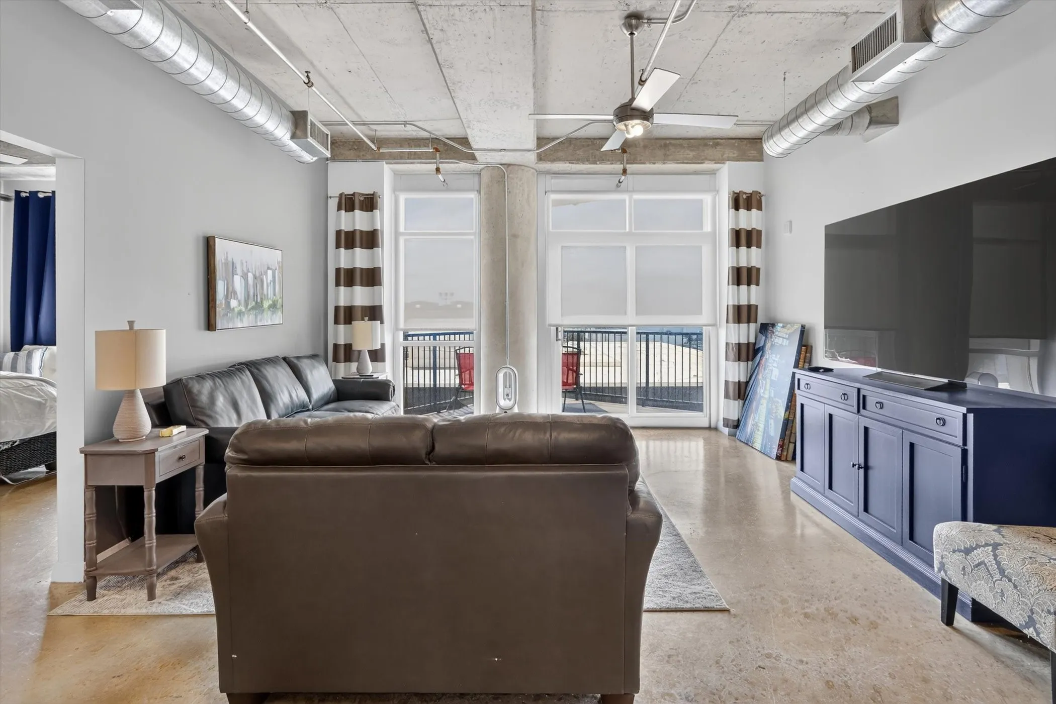 Condominium For Sale in Dallas County , 1001 Belleview Street 703, Dallas, Texas 75215, 2 Bedroom, 2 Bathroom, 2 Garage spaces, 1,127 Sqft, built in 2007, mls#21281991, Real Estate Agent in Dallas, Homes For Sale in Dallas county, Homes For Sale in Dallas, Realtor in Dallas Texas, Real Estate Brokerage Independent Realty Texas, Luminita Cordes Realtor