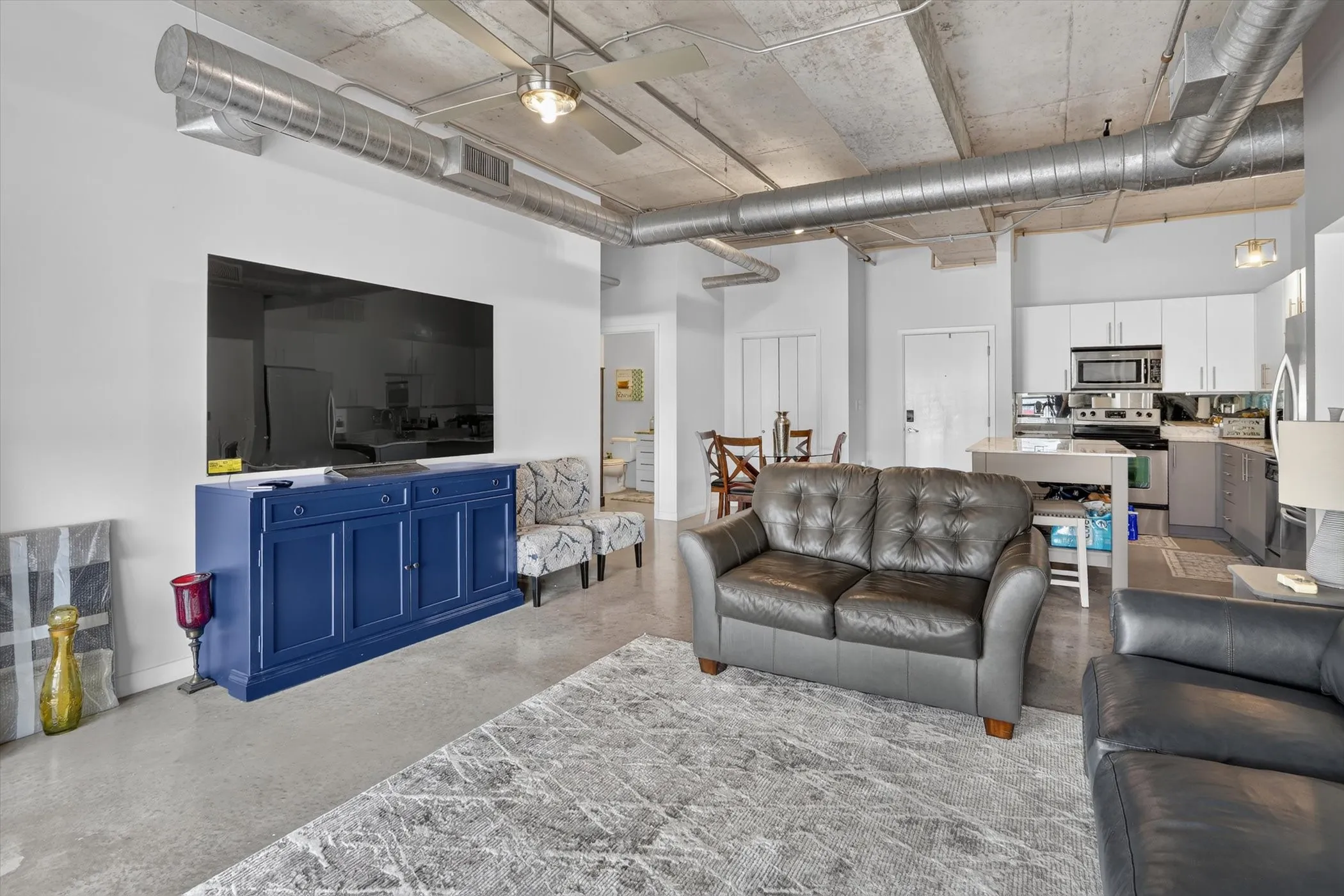 Condominium For Sale in Dallas County , 1001 Belleview Street 703, Dallas, Texas 75215, 2 Bedroom, 2 Bathroom, 2 Garage spaces, 1,127 Sqft, built in 2007, mls#21281991, Real Estate Agent in Dallas, Homes For Sale in Dallas county, Homes For Sale in Dallas, Realtor in Dallas Texas, Real Estate Brokerage Independent Realty Texas, Luminita Cordes Realtor