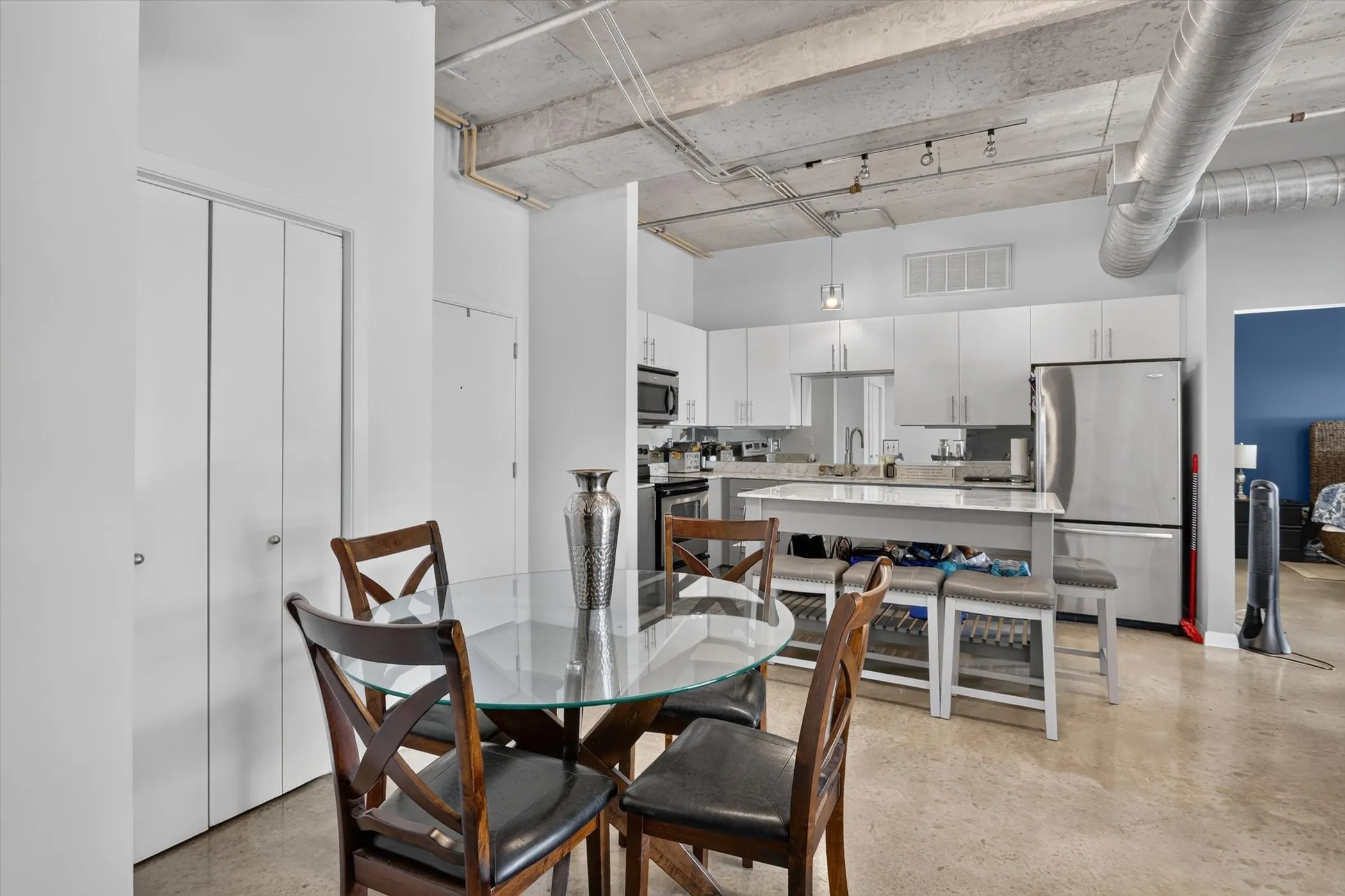 Condominium For Sale in Dallas County , 1001 Belleview Street 703, Dallas, Texas 75215, 2 Bedroom, 2 Bathroom, 2 Garage spaces, 1,127 Sqft, built in 2007, mls#21281991, Real Estate Agent in Dallas, Homes For Sale in Dallas county, Homes For Sale in Dallas, Realtor in Dallas Texas, Real Estate Brokerage Independent Realty Texas, Luminita Cordes Realtor