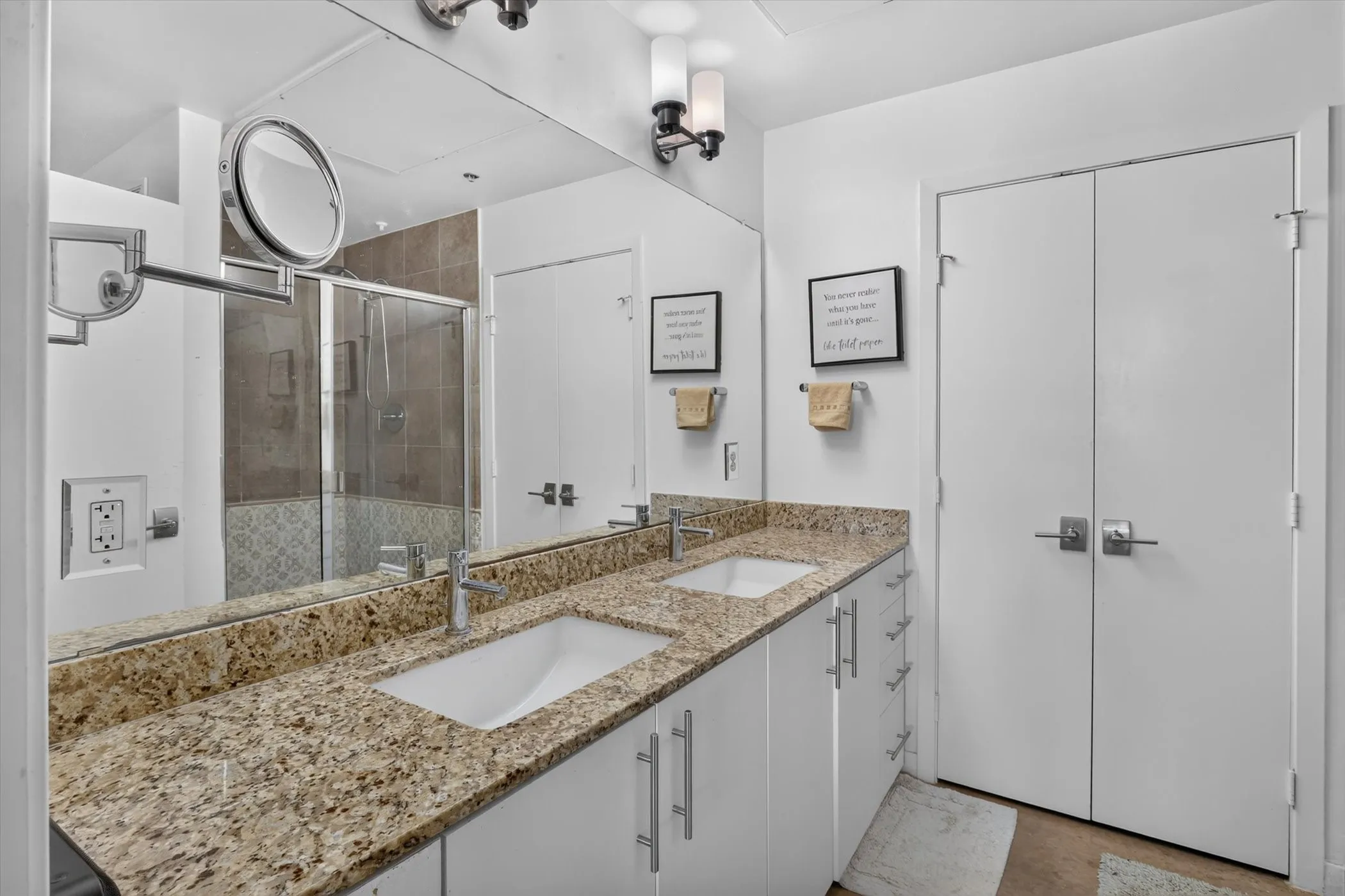 Condominium For Sale in Dallas County , 1001 Belleview Street 703, Dallas, Texas 75215, 2 Bedroom, 2 Bathroom, 2 Garage spaces, 1,127 Sqft, built in 2007, mls#21281991, Real Estate Agent in Dallas, Homes For Sale in Dallas county, Homes For Sale in Dallas, Realtor in Dallas Texas, Real Estate Brokerage Independent Realty Texas, Luminita Cordes Realtor