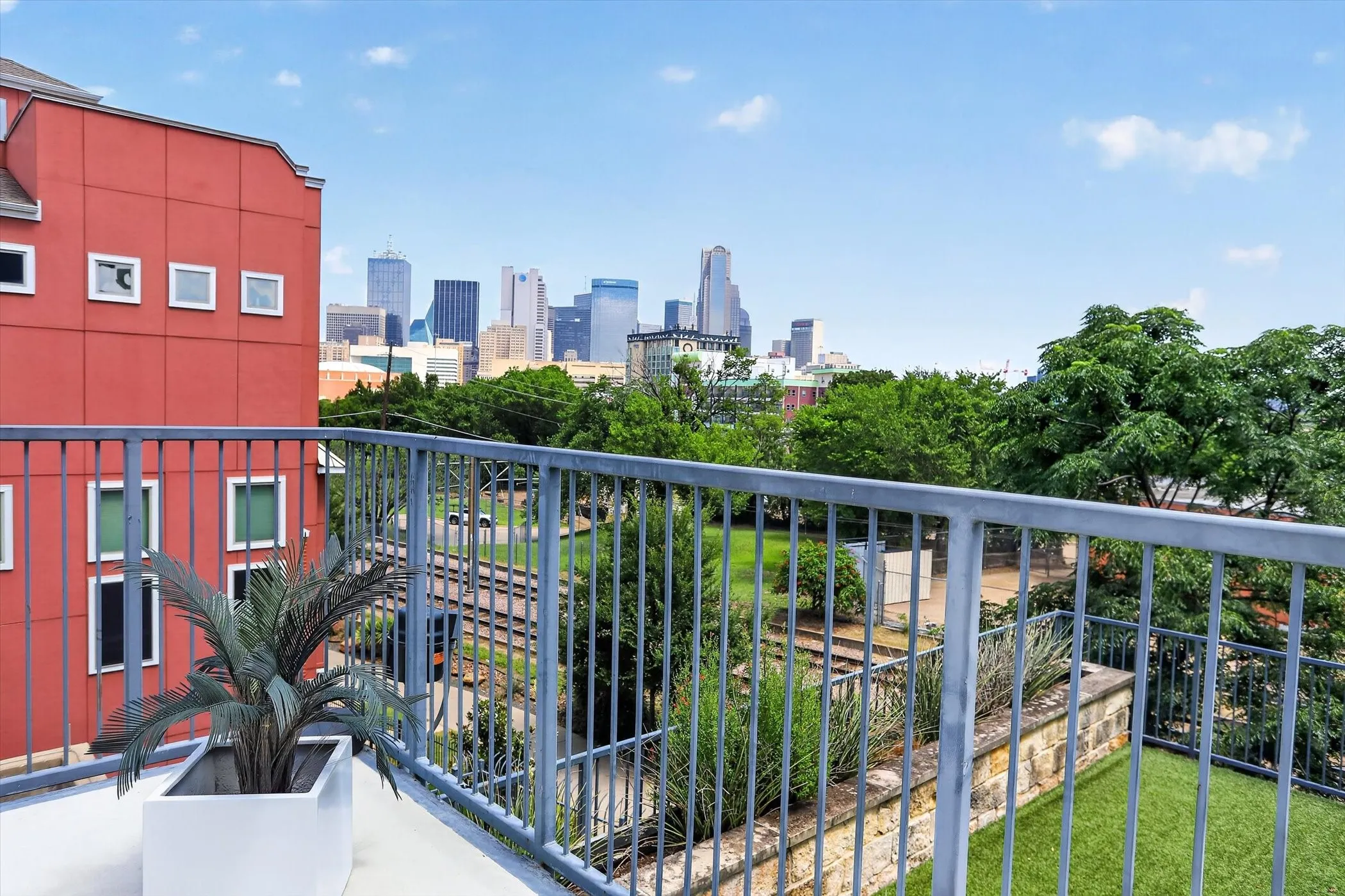 Condominium For Sale in Dallas County , 1001 Belleview Street 703, Dallas, Texas 75215, 2 Bedroom, 2 Bathroom, 2 Garage spaces, 1,127 Sqft, built in 2007, mls#21281991, Real Estate Agent in Dallas, Homes For Sale in Dallas county, Homes For Sale in Dallas, Realtor in Dallas Texas, Real Estate Brokerage Independent Realty Texas, Luminita Cordes Realtor