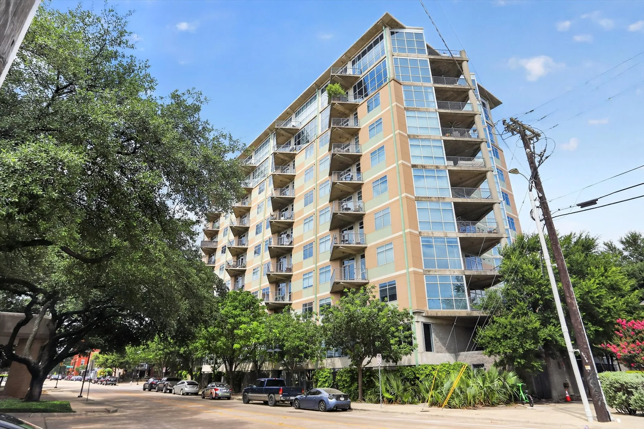 Condominium For Sale in Dallas County , 1001 Belleview Street 703, Dallas, Texas 75215, 2 Bedroom, 2 Bathroom, 2 Garage spaces, 1,127 Sqft, built in 2007, mls#21281991, Real Estate Agent in Dallas, Homes For Sale in Dallas county, Homes For Sale in Dallas, Realtor in Dallas Texas, Real Estate Brokerage Independent Realty Texas, Luminita Cordes Realtor