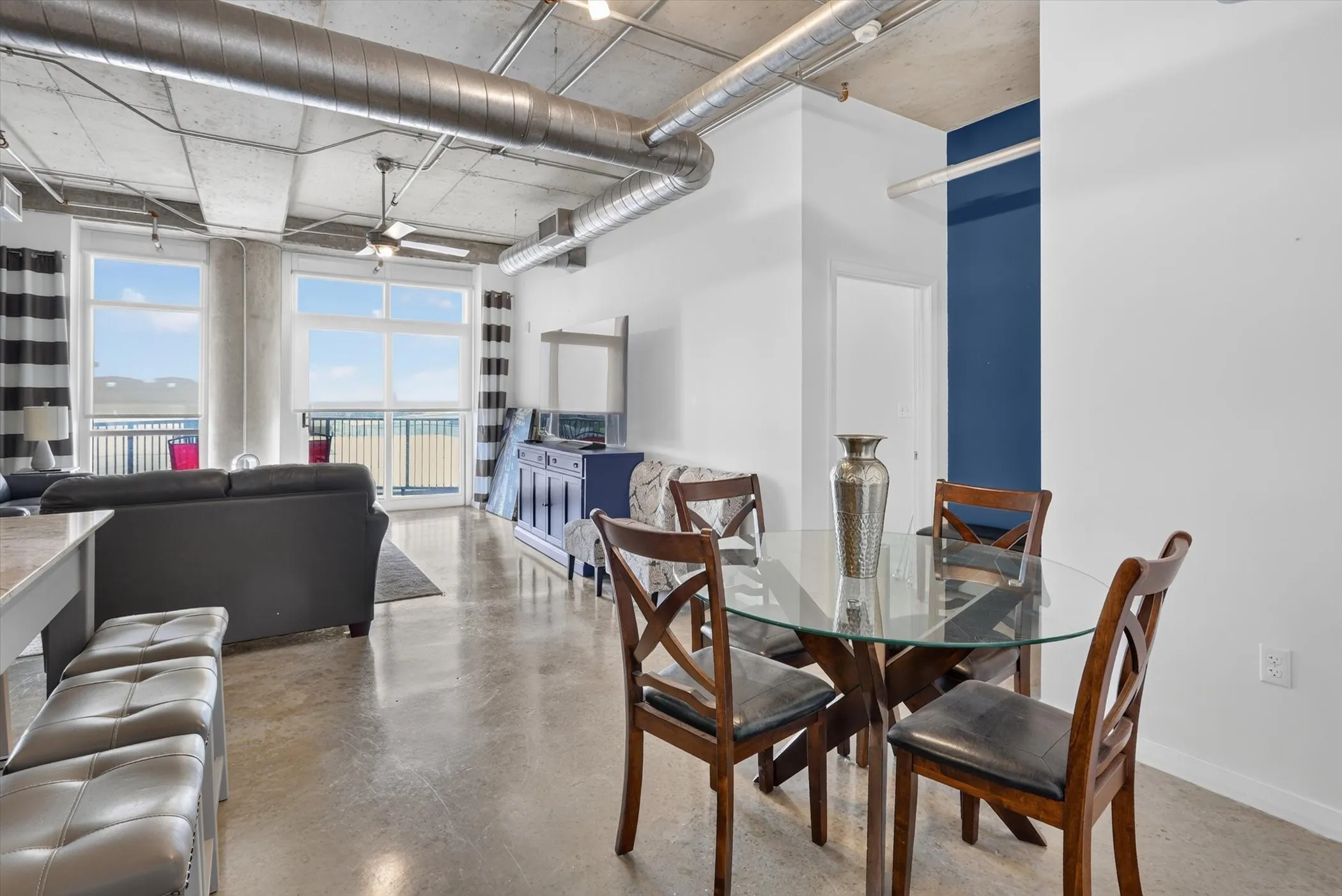 Condominium For Sale in Dallas County , 1001 Belleview Street 703, Dallas, Texas 75215, 2 Bedroom, 2 Bathroom, 2 Garage spaces, 1,127 Sqft, built in 2007, mls#21281991, Real Estate Agent in Dallas, Homes For Sale in Dallas county, Homes For Sale in Dallas, Realtor in Dallas Texas, Real Estate Brokerage Independent Realty Texas, Luminita Cordes Realtor