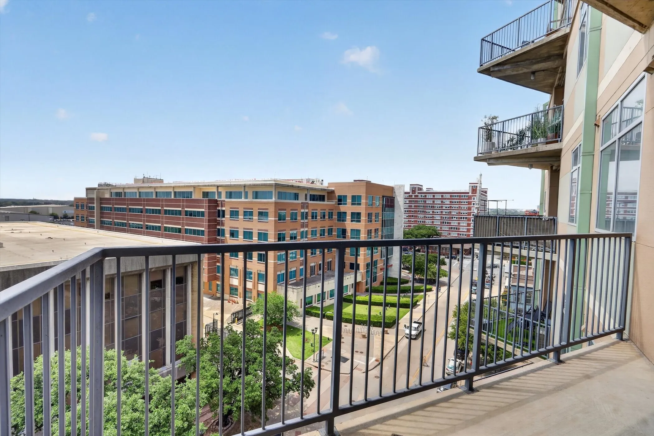 Condominium For Sale in Dallas County , 1001 Belleview Street 703, Dallas, Texas 75215, 2 Bedroom, 2 Bathroom, 2 Garage spaces, 1,127 Sqft, built in 2007, mls#21281991, Real Estate Agent in Dallas, Homes For Sale in Dallas county, Homes For Sale in Dallas, Realtor in Dallas Texas, Real Estate Brokerage Independent Realty Texas, Luminita Cordes Realtor