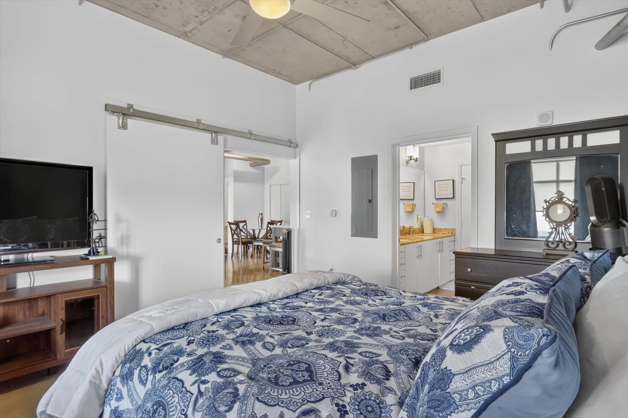 Condominium For Sale in Dallas County , 1001 Belleview Street 703, Dallas, Texas 75215, 2 Bedroom, 2 Bathroom, 2 Garage spaces, 1,127 Sqft, built in 2007, mls#21281991, Real Estate Agent in Dallas, Homes For Sale in Dallas county, Homes For Sale in Dallas, Realtor in Dallas Texas, Real Estate Brokerage Independent Realty Texas, Luminita Cordes Realtor