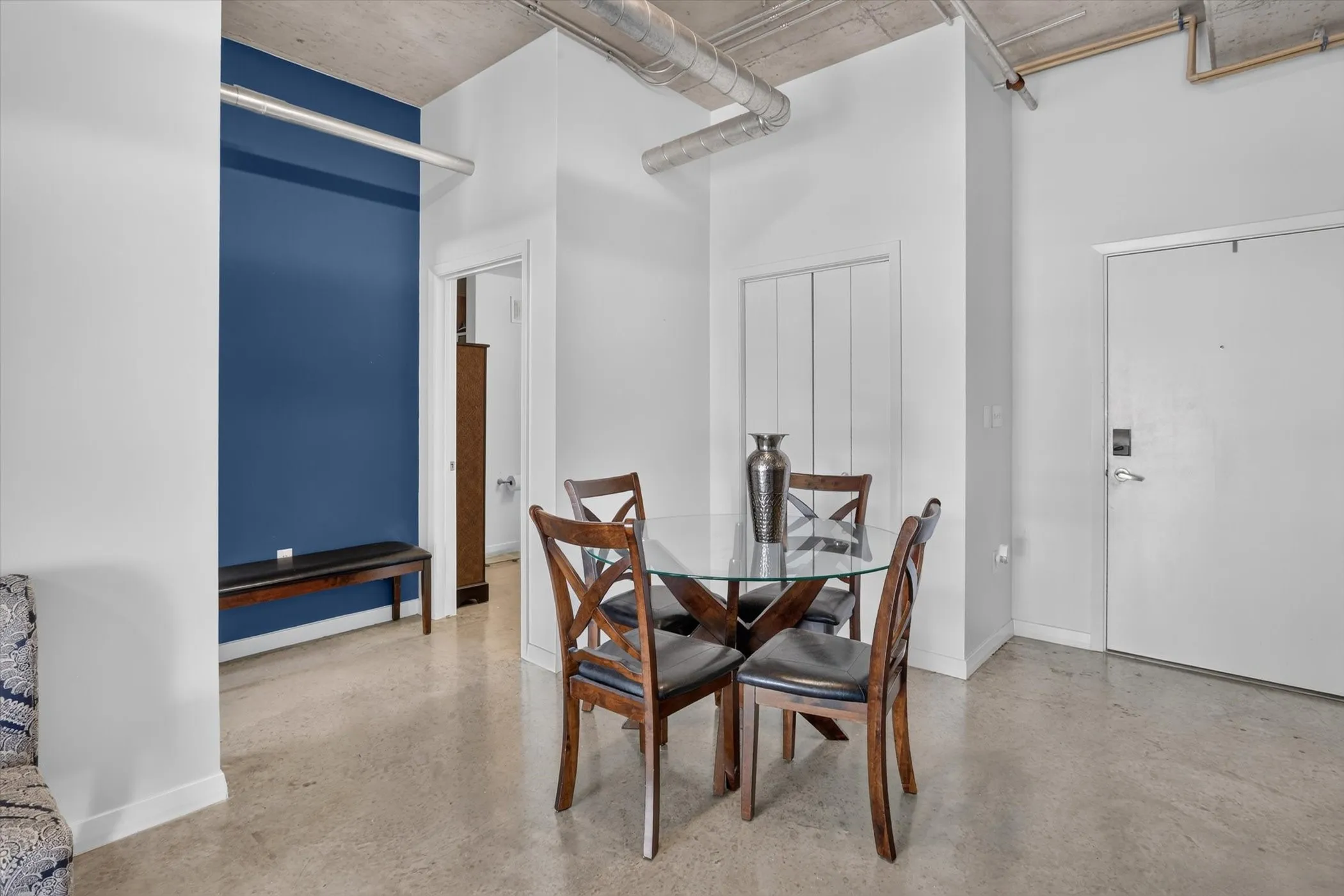 Condominium For Sale in Dallas County , 1001 Belleview Street 703, Dallas, Texas 75215, 2 Bedroom, 2 Bathroom, 2 Garage spaces, 1,127 Sqft, built in 2007, mls#21281991, Real Estate Agent in Dallas, Homes For Sale in Dallas county, Homes For Sale in Dallas, Realtor in Dallas Texas, Real Estate Brokerage Independent Realty Texas, Luminita Cordes Realtor