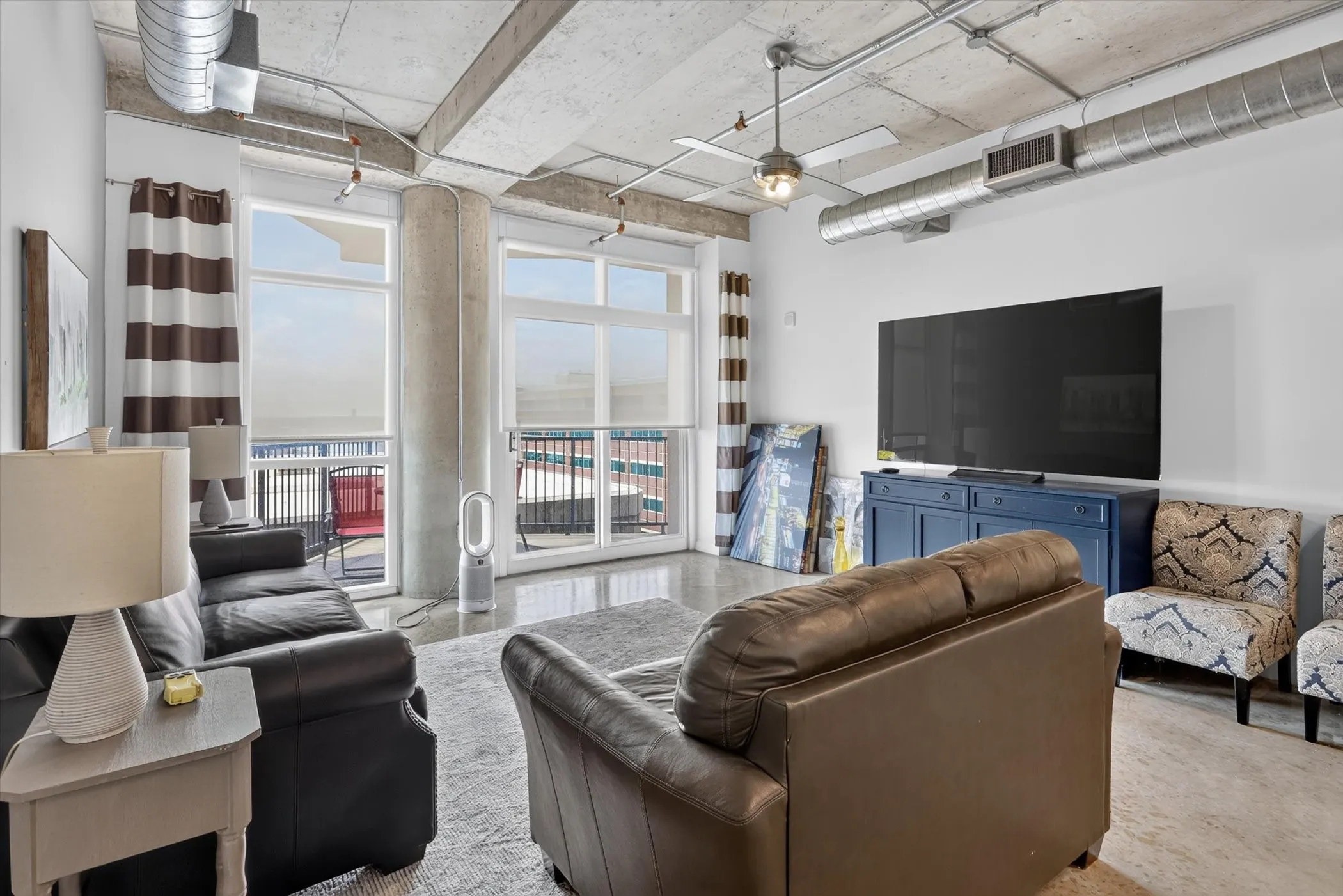 Condominium For Sale in Dallas County , 1001 Belleview Street 703, Dallas, Texas 75215, 2 Bedroom, 2 Bathroom, 2 Garage spaces, 1,127 Sqft, built in 2007, mls#21281991, Real Estate Agent in Dallas, Homes For Sale in Dallas county, Homes For Sale in Dallas, Realtor in Dallas Texas, Real Estate Brokerage Independent Realty Texas, Luminita Cordes Realtor