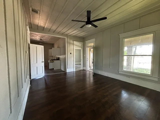 Single Family Residence For Sale in Palo Pinto County , 515 15th Street SW, Mineral Wells, Texas 76067, 3 Bedroom, 2 Bathroom, Garage spaces, 1,228 Sqft, built in 1918, mls#21282014, Real Estate Agent in Mineral Wells, Homes For Sale in Palo Pinto county, Homes For Sale in Mineral Wells, Realtor in Mineral Wells Texas, Real Estate Brokerage Independent Realty Texas, Luminita Cordes Realtor