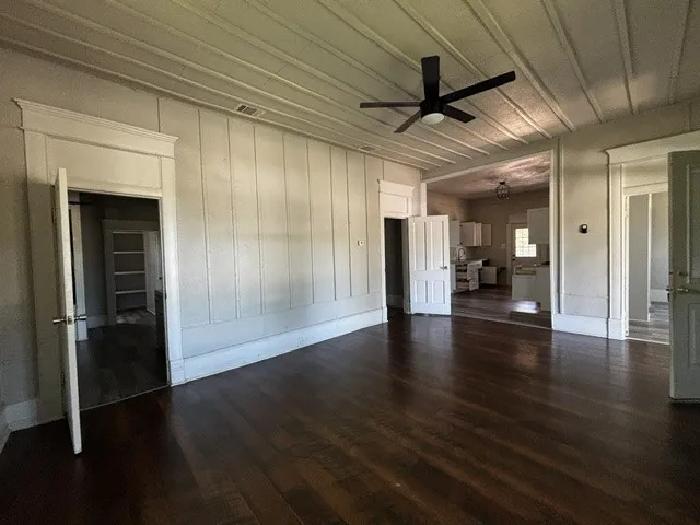 Single Family Residence For Sale in Palo Pinto County , 515 15th Street SW, Mineral Wells, Texas 76067, 3 Bedroom, 2 Bathroom, Garage spaces, 1,228 Sqft, built in 1918, mls#21282014, Real Estate Agent in Mineral Wells, Homes For Sale in Palo Pinto county, Homes For Sale in Mineral Wells, Realtor in Mineral Wells Texas, Real Estate Brokerage Independent Realty Texas, Luminita Cordes Realtor