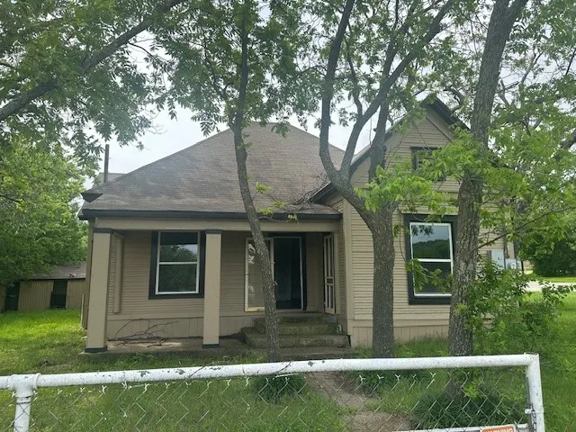 Single Family Residence For Sale in Palo Pinto County , 515 15th Street SW, Mineral Wells, Texas 76067, 3 Bedroom, 2 Bathroom, Garage spaces, 1,228 Sqft, built in 1918, mls#21282014, Real Estate Agent in Mineral Wells, Homes For Sale in Palo Pinto county, Homes For Sale in Mineral Wells, Realtor in Mineral Wells Texas, Real Estate Brokerage Independent Realty Texas, Luminita Cordes Realtor