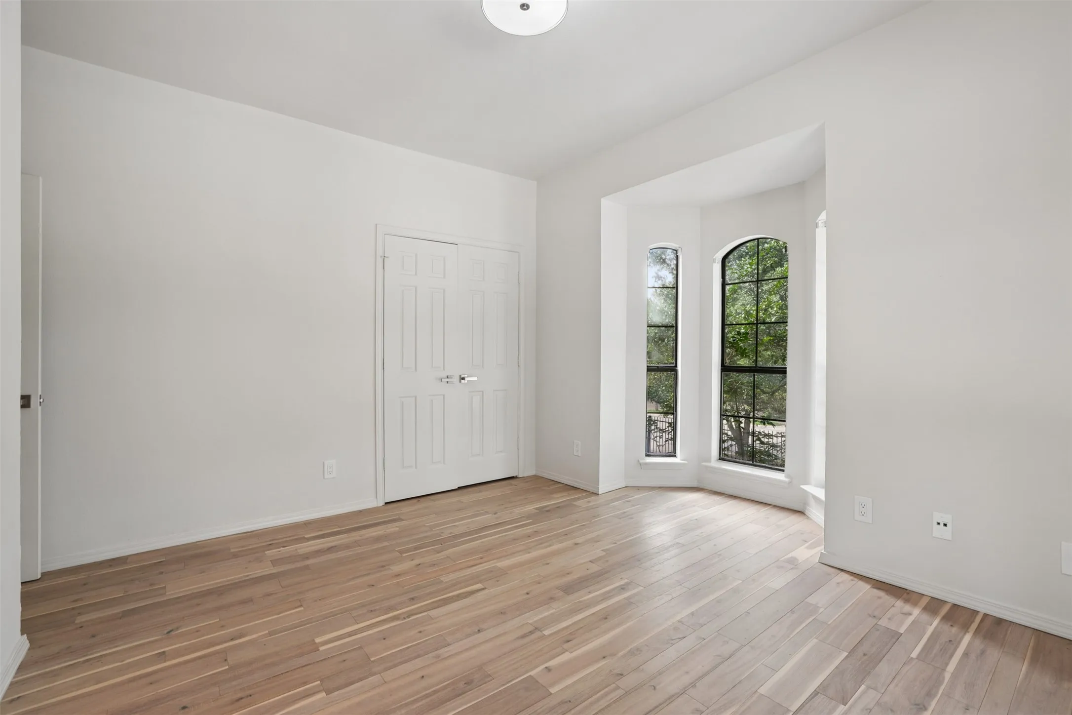 Condominium For Sale in Dallas County , 4307 Gilbert Avenue 302, Dallas, Texas 75219, 2 Bedroom, 3 Bathroom, 1 Garage spaces, 1,032 Sqft, built in 1984, mls#21255890, Real Estate Agent in Dallas, Homes For Sale in Dallas county, Homes For Sale in Dallas, Realtor in Dallas Texas, Real Estate Brokerage Independent Realty Texas, Luminita Cordes Realtor