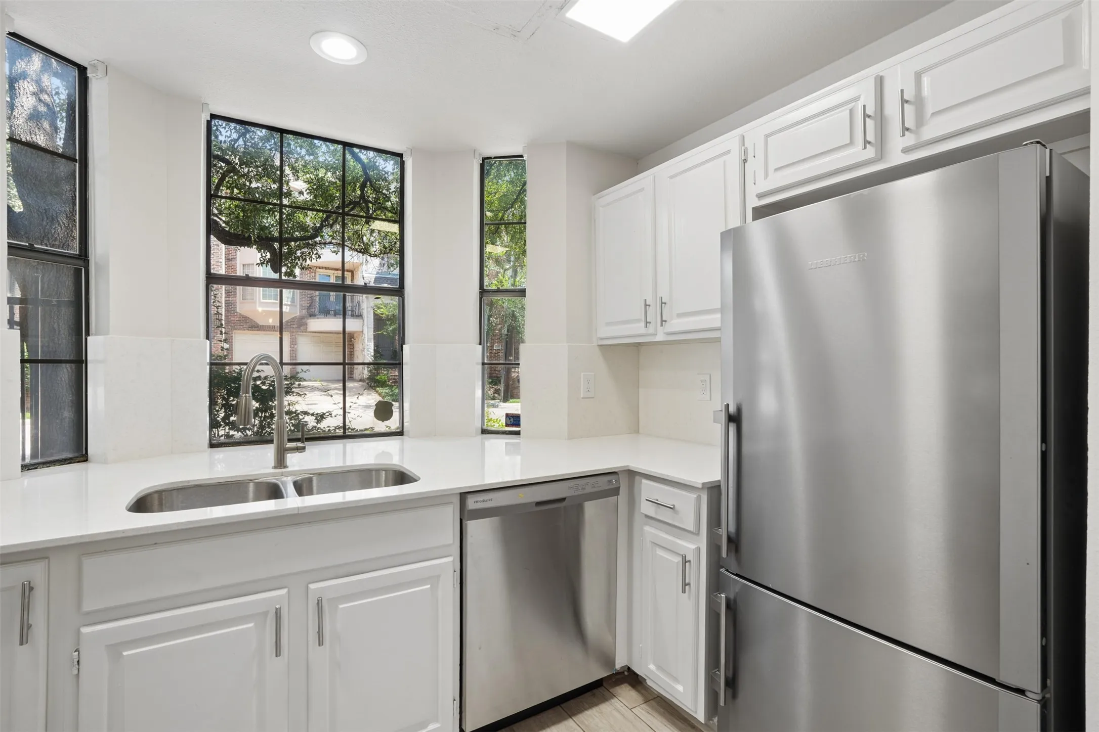 Condominium For Sale in Dallas County , 4307 Gilbert Avenue 302, Dallas, Texas 75219, 2 Bedroom, 3 Bathroom, 1 Garage spaces, 1,032 Sqft, built in 1984, mls#21255890, Real Estate Agent in Dallas, Homes For Sale in Dallas county, Homes For Sale in Dallas, Realtor in Dallas Texas, Real Estate Brokerage Independent Realty Texas, Luminita Cordes Realtor
