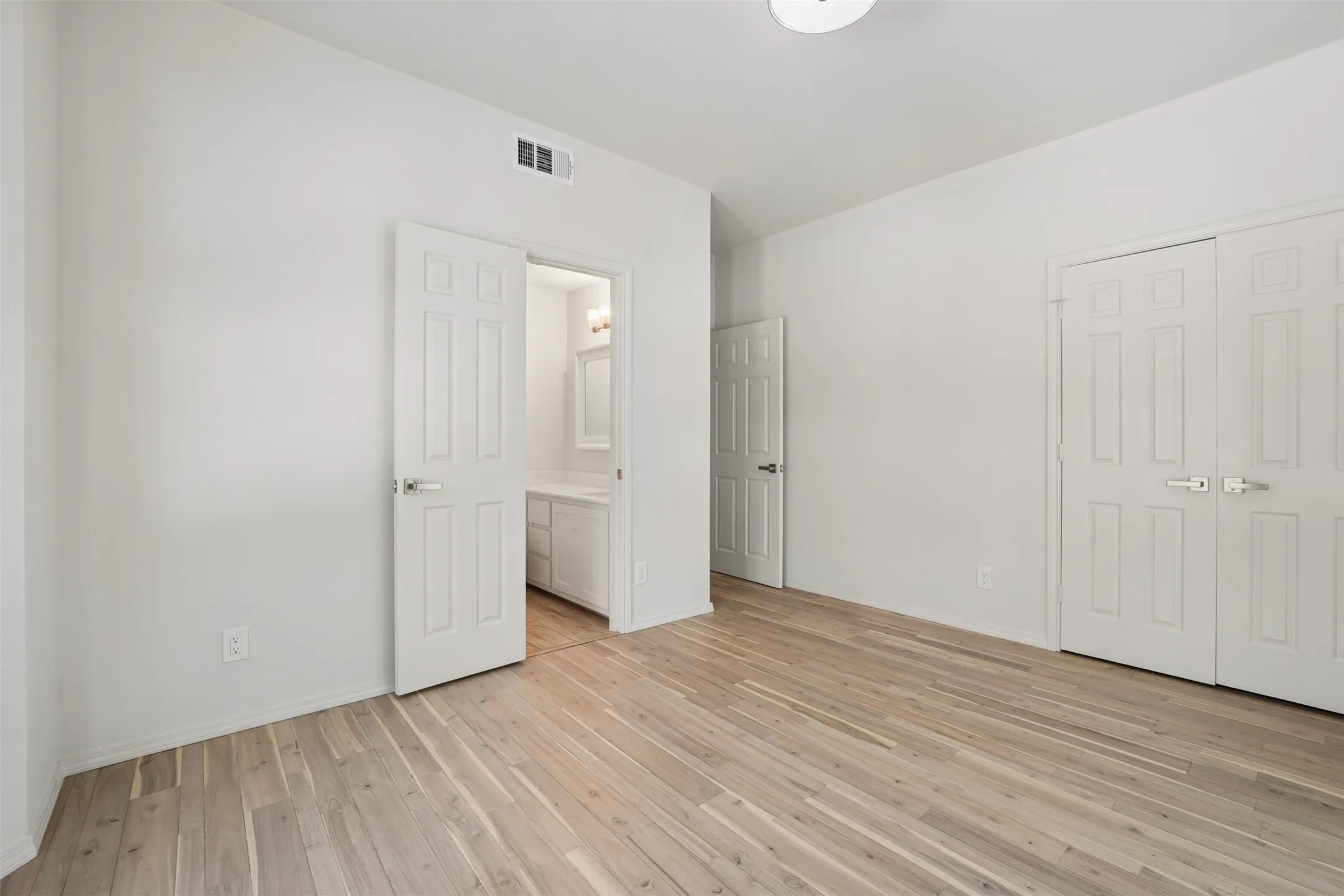 Condominium For Sale in Dallas County , 4307 Gilbert Avenue 302, Dallas, Texas 75219, 2 Bedroom, 3 Bathroom, 1 Garage spaces, 1,032 Sqft, built in 1984, mls#21255890, Real Estate Agent in Dallas, Homes For Sale in Dallas county, Homes For Sale in Dallas, Realtor in Dallas Texas, Real Estate Brokerage Independent Realty Texas, Luminita Cordes Realtor