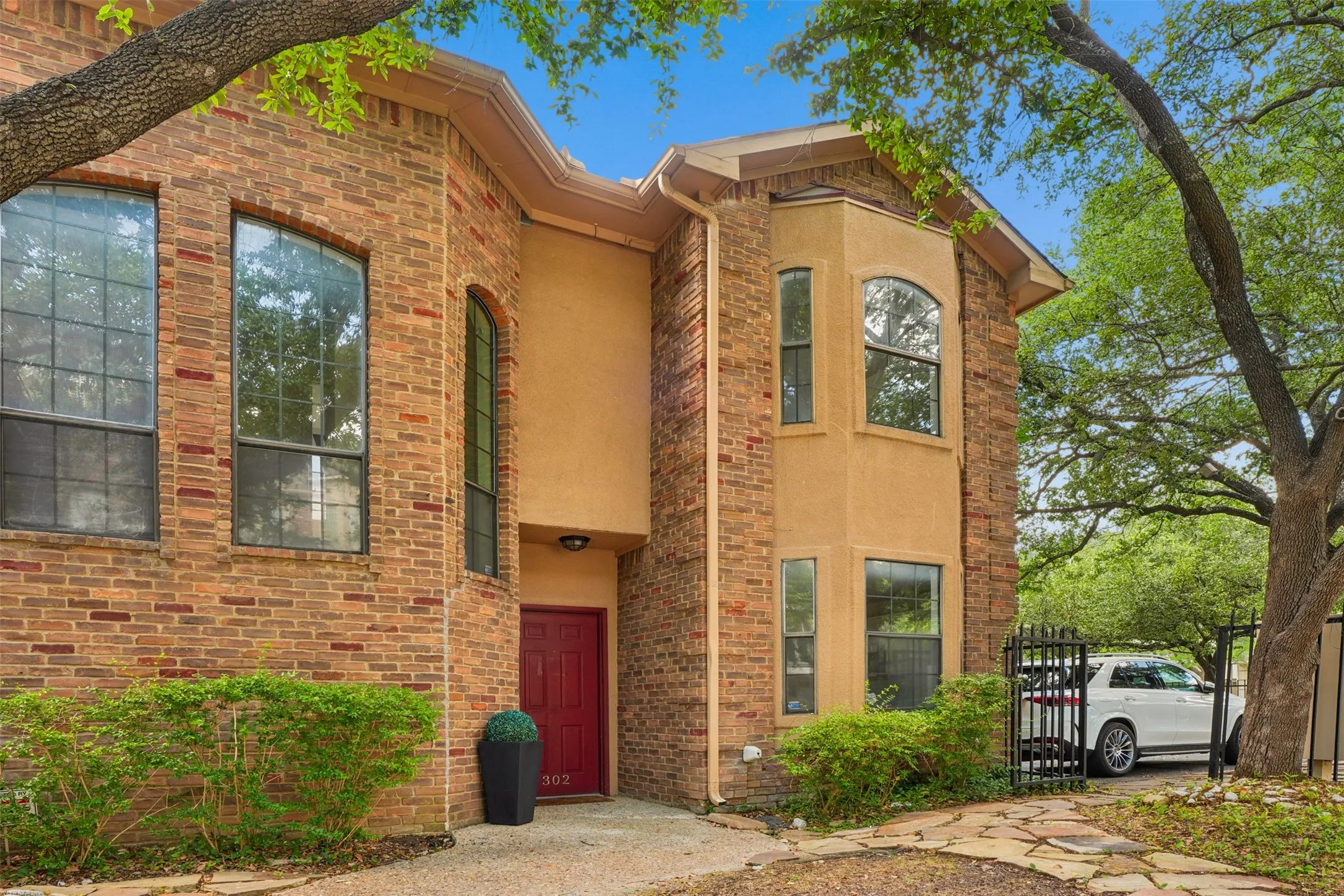 Condominium For Sale in Dallas County , 4307 Gilbert Avenue 302, Dallas, Texas 75219, 2 Bedroom, 3 Bathroom, 1 Garage spaces, 1,032 Sqft, built in 1984, mls#21255890, Real Estate Agent in Dallas, Homes For Sale in Dallas county, Homes For Sale in Dallas, Realtor in Dallas Texas, Real Estate Brokerage Independent Realty Texas, Luminita Cordes Realtor