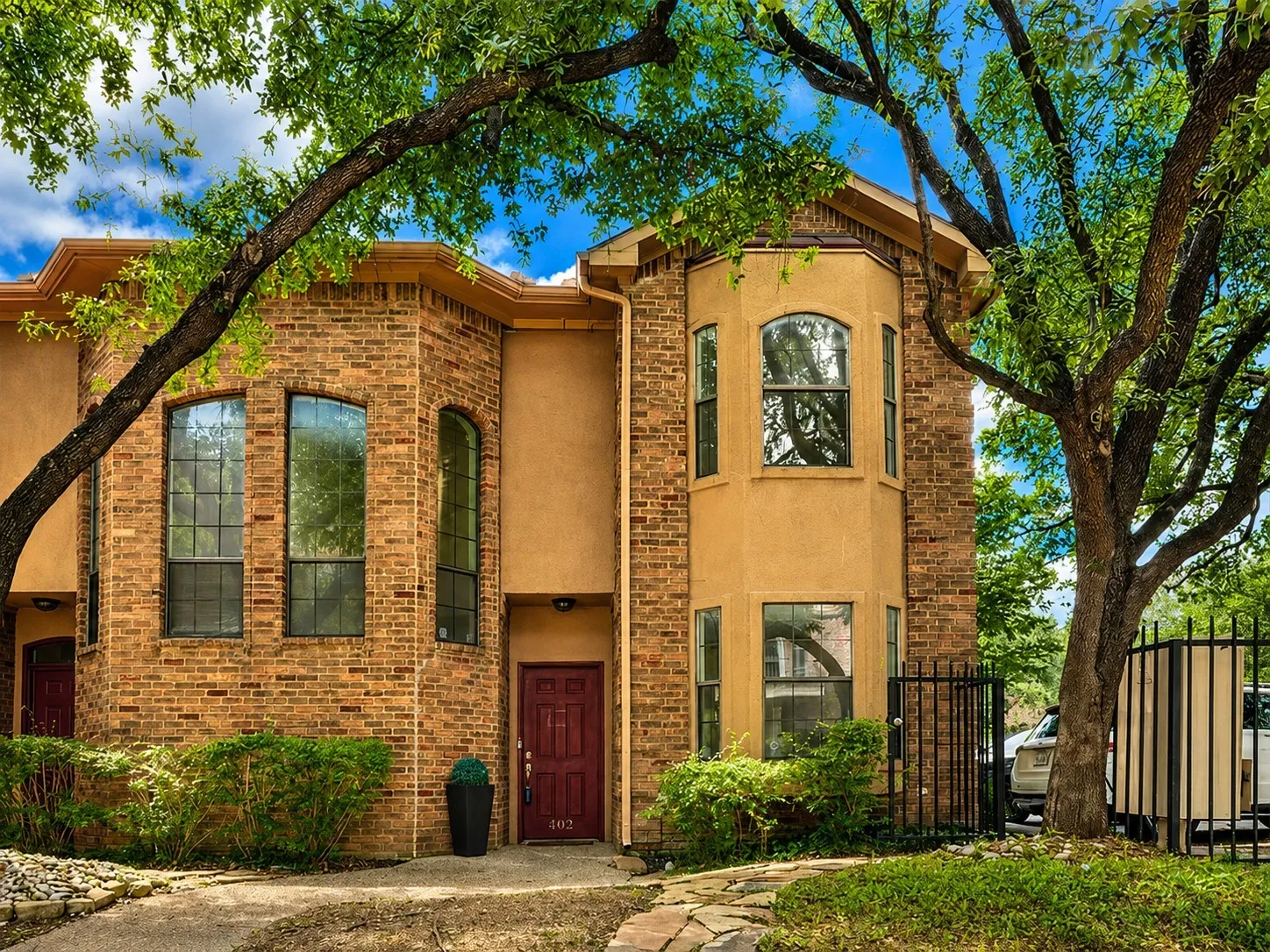 Condominium For Sale in Dallas County , 4307 Gilbert Avenue 302, Dallas, Texas 75219, 2 Bedroom, 3 Bathroom, 1 Garage spaces, 1,032 Sqft, built in 1984, mls#21255890, Real Estate Agent in Dallas, Homes For Sale in Dallas county, Homes For Sale in Dallas, Realtor in Dallas Texas, Real Estate Brokerage Independent Realty Texas, Luminita Cordes Realtor
