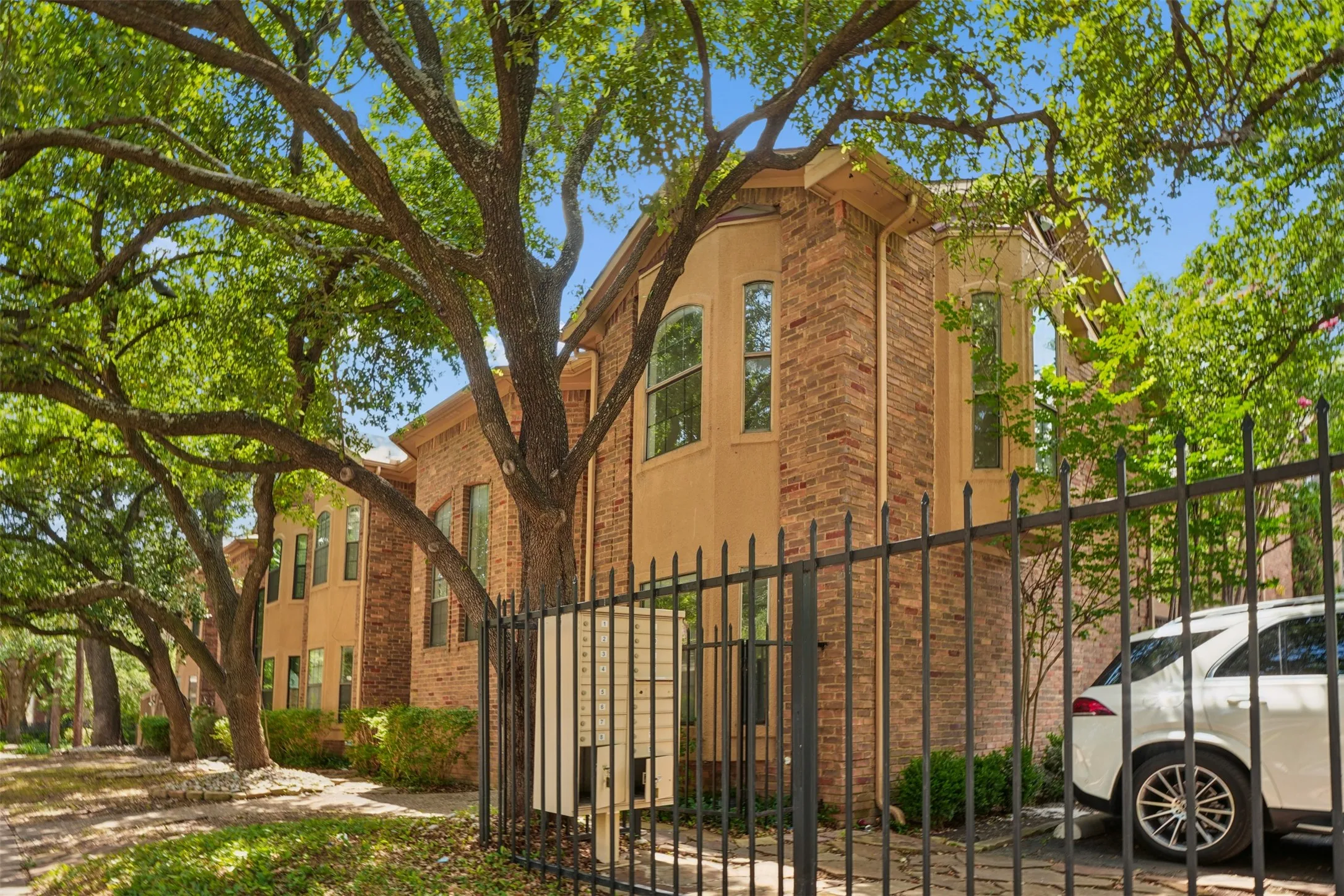 Condominium For Sale in Dallas County , 4307 Gilbert Avenue 302, Dallas, Texas 75219, 2 Bedroom, 3 Bathroom, 1 Garage spaces, 1,032 Sqft, built in 1984, mls#21255890, Real Estate Agent in Dallas, Homes For Sale in Dallas county, Homes For Sale in Dallas, Realtor in Dallas Texas, Real Estate Brokerage Independent Realty Texas, Luminita Cordes Realtor