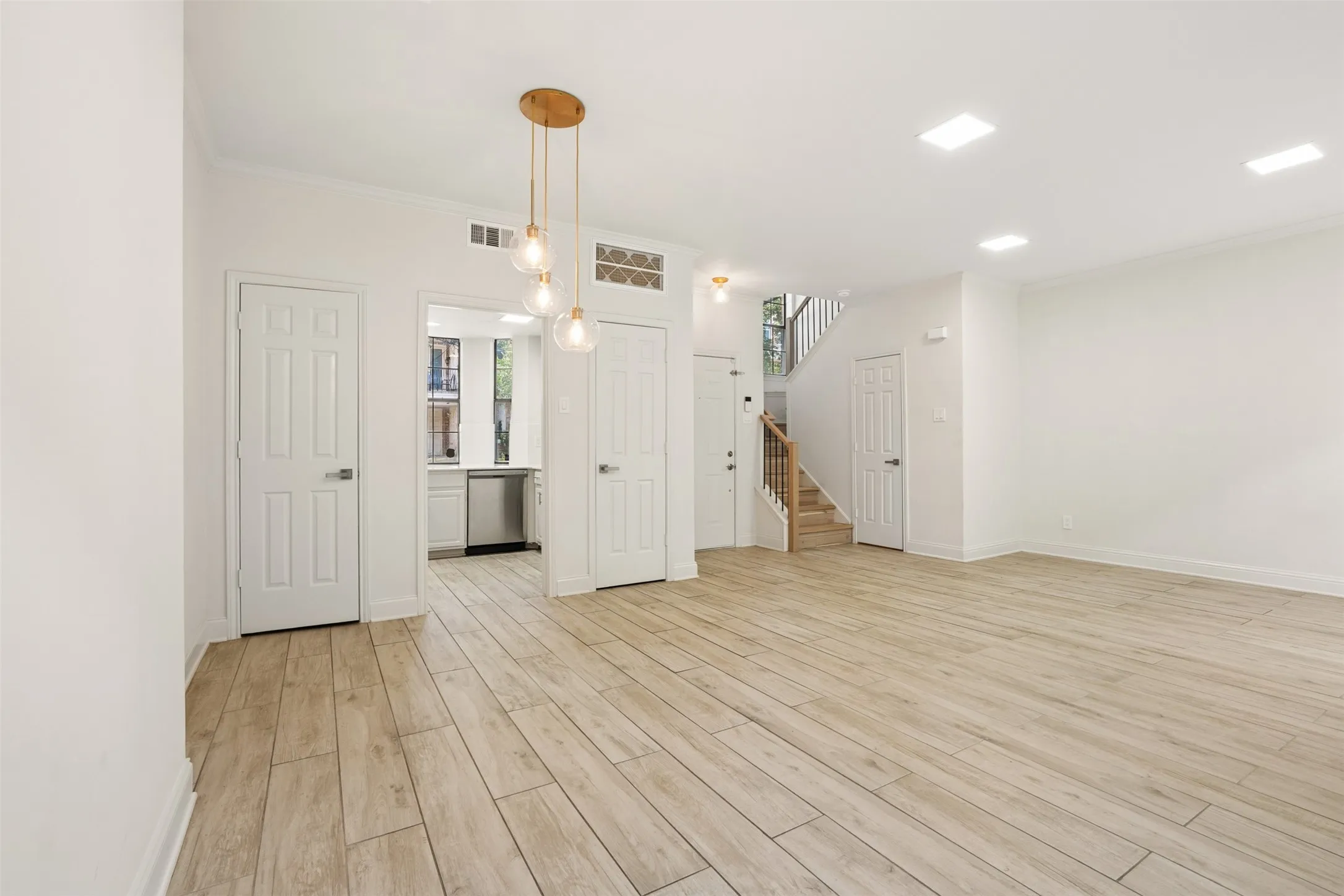 Condominium For Sale in Dallas County , 4307 Gilbert Avenue 302, Dallas, Texas 75219, 2 Bedroom, 3 Bathroom, 1 Garage spaces, 1,032 Sqft, built in 1984, mls#21255890, Real Estate Agent in Dallas, Homes For Sale in Dallas county, Homes For Sale in Dallas, Realtor in Dallas Texas, Real Estate Brokerage Independent Realty Texas, Luminita Cordes Realtor