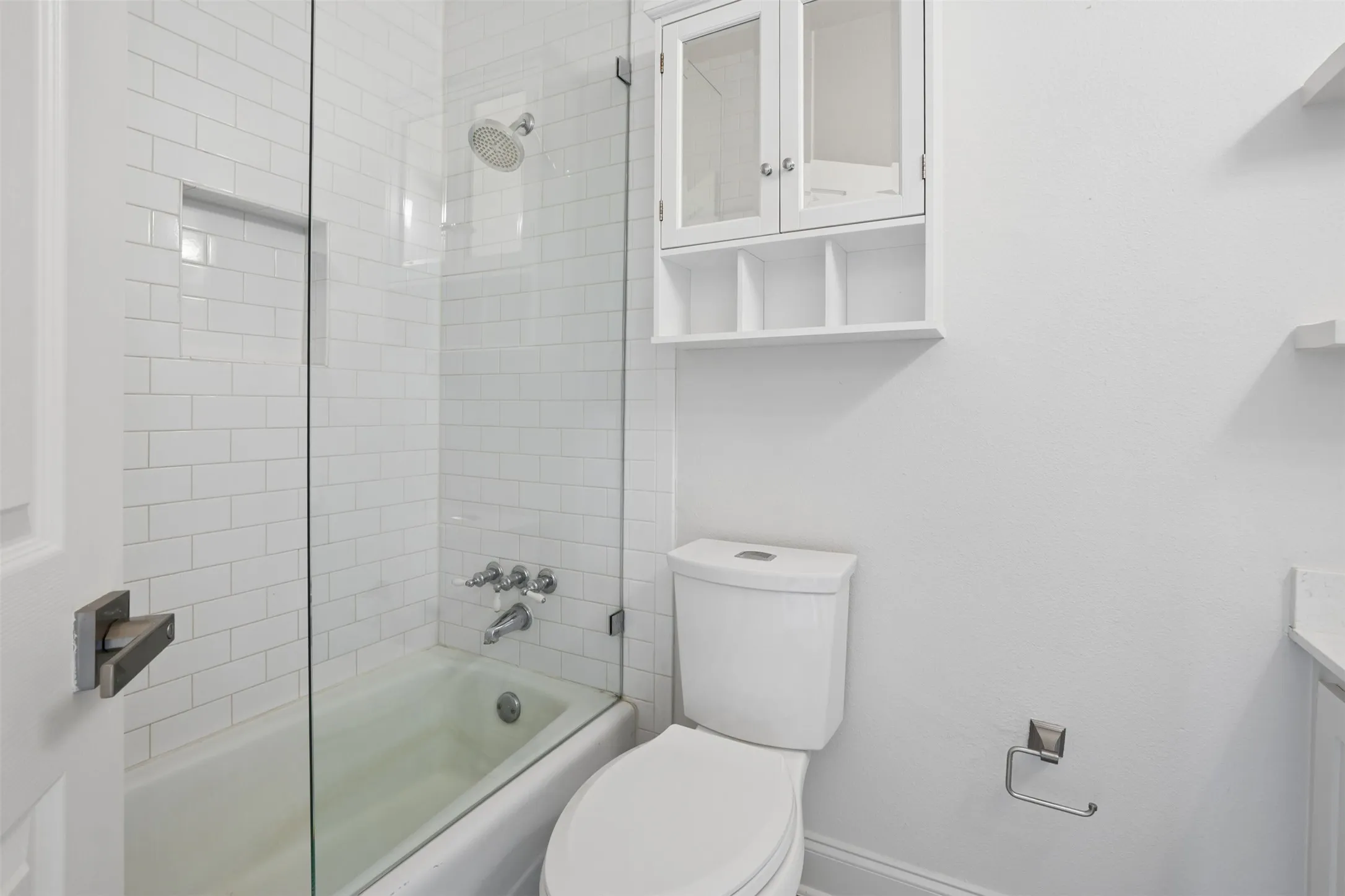 Condominium For Sale in Dallas County , 4307 Gilbert Avenue 302, Dallas, Texas 75219, 2 Bedroom, 3 Bathroom, 1 Garage spaces, 1,032 Sqft, built in 1984, mls#21255890, Real Estate Agent in Dallas, Homes For Sale in Dallas county, Homes For Sale in Dallas, Realtor in Dallas Texas, Real Estate Brokerage Independent Realty Texas, Luminita Cordes Realtor