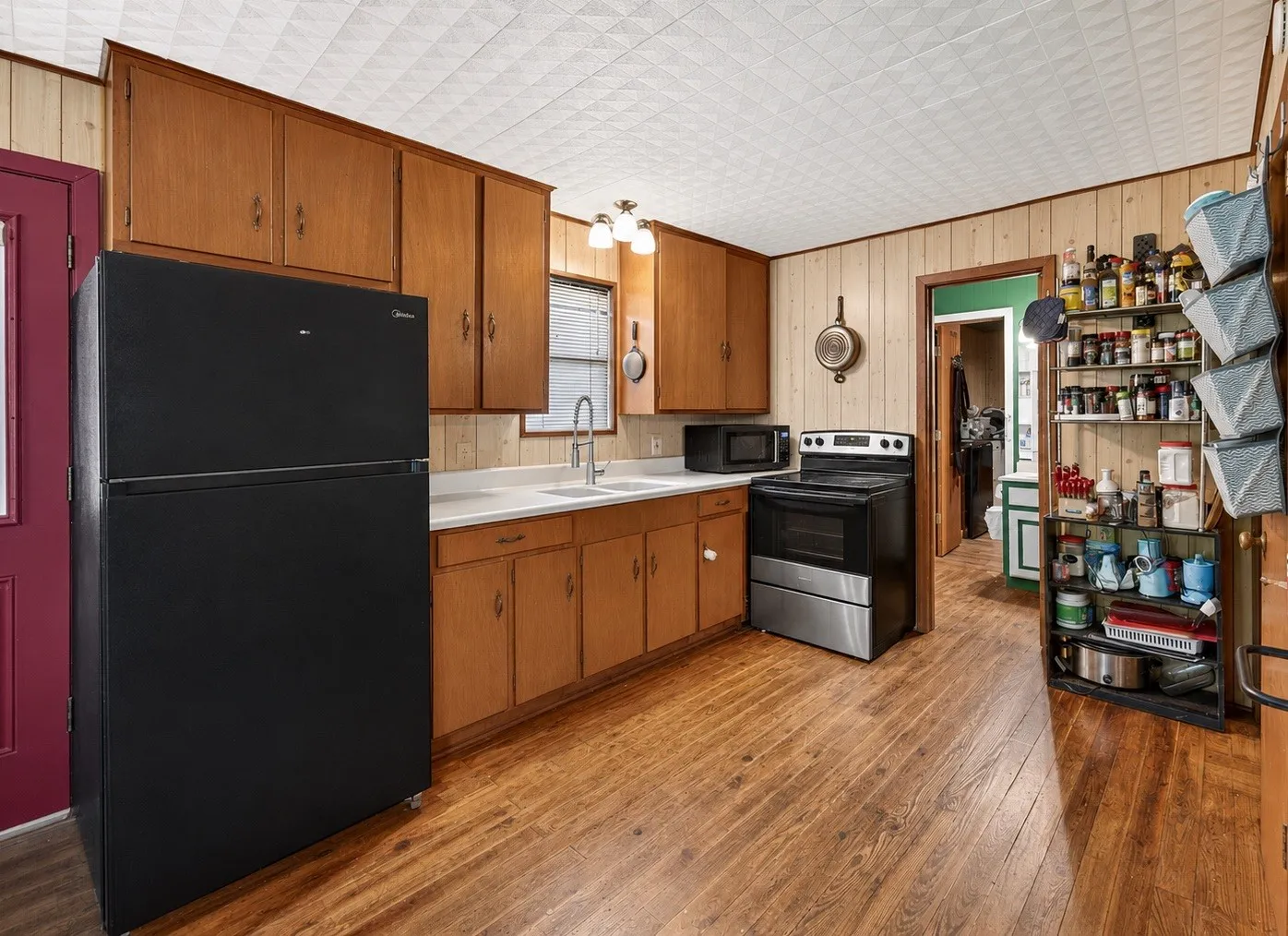 Single Family Residence For Sale in Henderson County , 1001 Leaning Oak Drive, Tool, Texas 75143, 2 Bedroom, 1 Bathroom, Garage spaces, 900 Sqft, built in 1972, mls#21281965, Real Estate Agent in Tool, Homes For Sale in Henderson county, Homes For Sale in Tool, Realtor in Tool Texas, Real Estate Brokerage Independent Realty Texas, Luminita Cordes Realtor