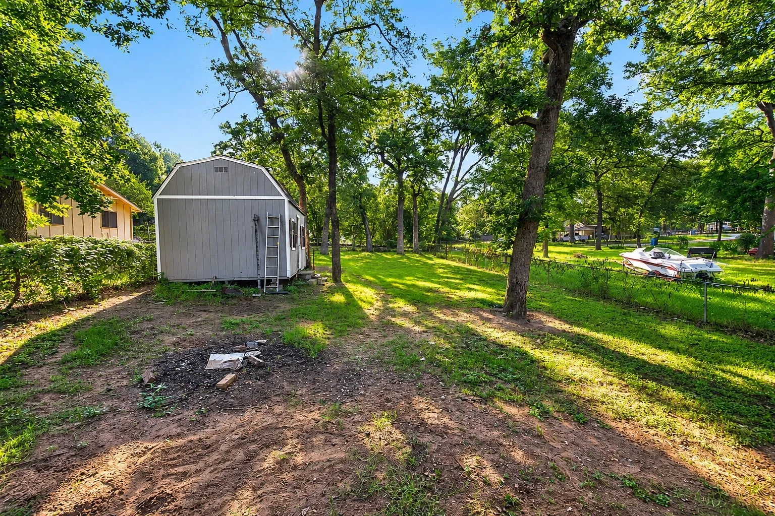 Single Family Residence For Sale in Henderson County , 1001 Leaning Oak Drive, Tool, Texas 75143, 2 Bedroom, 1 Bathroom, Garage spaces, 900 Sqft, built in 1972, mls#21281965, Real Estate Agent in Tool, Homes For Sale in Henderson county, Homes For Sale in Tool, Realtor in Tool Texas, Real Estate Brokerage Independent Realty Texas, Luminita Cordes Realtor