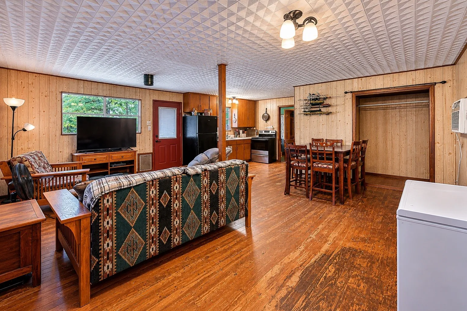 Single Family Residence For Sale in Henderson County , 1001 Leaning Oak Drive, Tool, Texas 75143, 2 Bedroom, 1 Bathroom, Garage spaces, 900 Sqft, built in 1972, mls#21281965, Real Estate Agent in Tool, Homes For Sale in Henderson county, Homes For Sale in Tool, Realtor in Tool Texas, Real Estate Brokerage Independent Realty Texas, Luminita Cordes Realtor