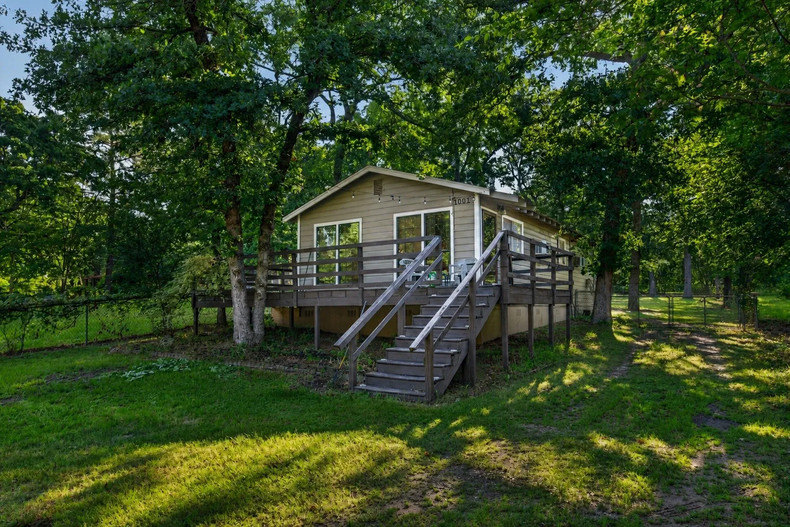 Single Family Residence For Sale in Henderson County , 1001 Leaning Oak Drive, Tool, Texas 75143, 2 Bedroom, 1 Bathroom, Garage spaces, 900 Sqft, built in 1972, mls#21281965, Real Estate Agent in Tool, Homes For Sale in Henderson county, Homes For Sale in Tool, Realtor in Tool Texas, Real Estate Brokerage Independent Realty Texas, Luminita Cordes Realtor