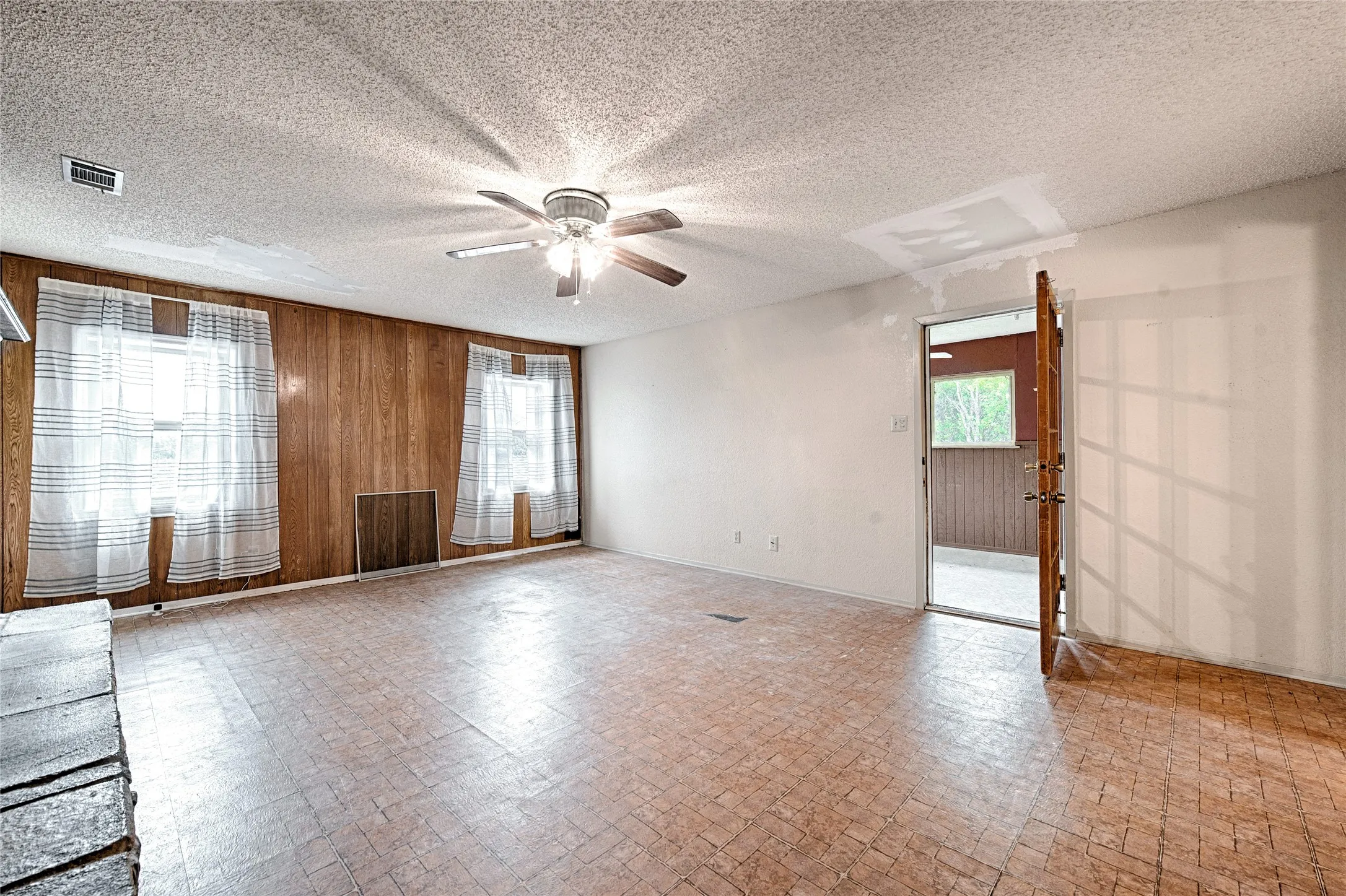 Single Family Residence For Sale in Collin County , 19455 County Road 541, Nevada, Texas 75173, 5 Bedroom, 3 Bathroom, 2 Garage spaces, 3,038 Sqft, built in 1984, mls#21280433, Real Estate Agent in Nevada, Homes For Sale in Collin county, Homes For Sale in Nevada, Realtor in Nevada Texas, Real Estate Brokerage Independent Realty Texas, Luminita Cordes Realtor