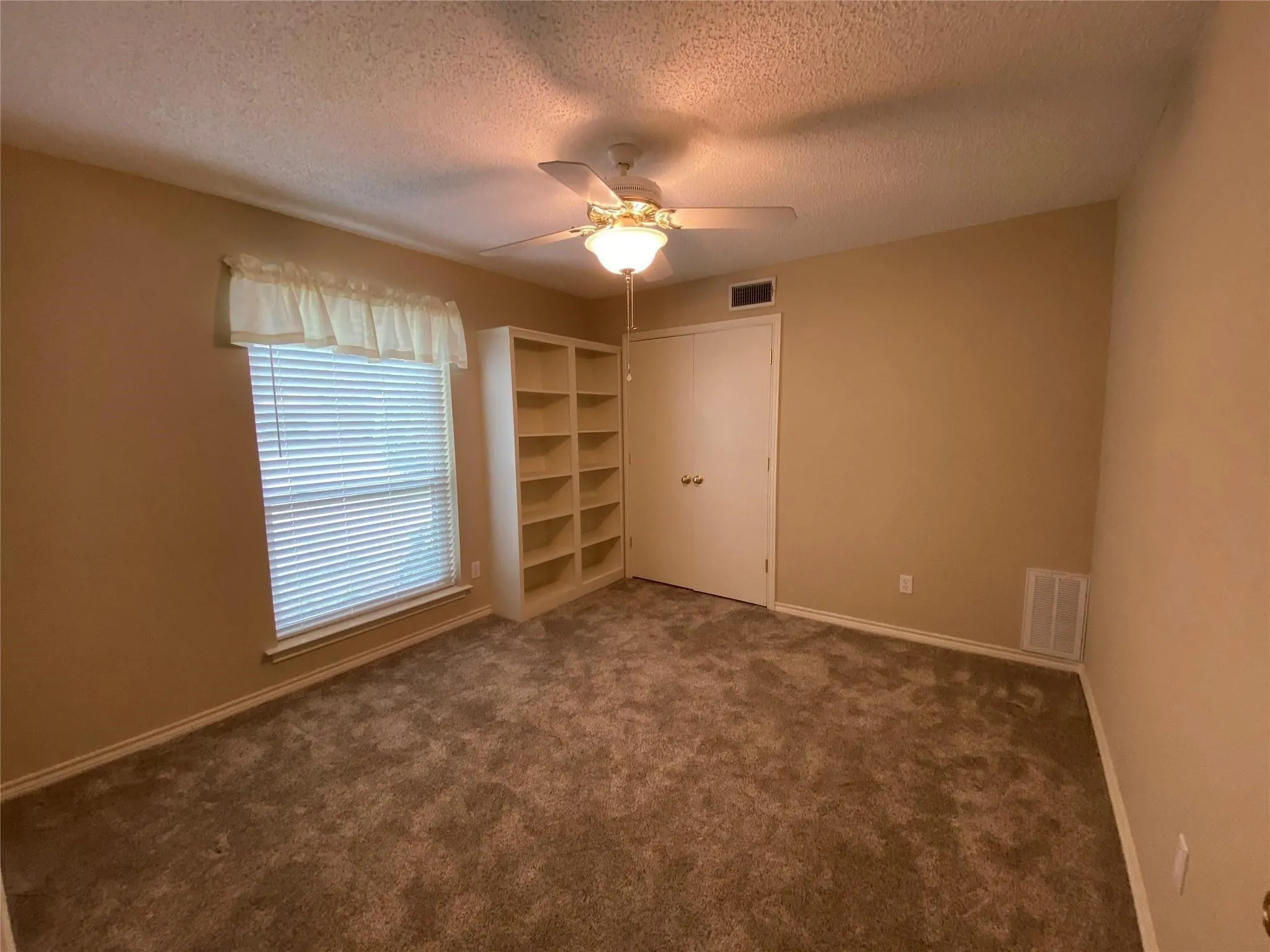 Single Family Residence For Rent in Dallas County , 909 Hillsdale Drive, Richardson, Texas 75081, 4 Bedroom, 2 Bathroom, 2 Garage spaces, 2,112 Sqft, built in 1974, mls#21282090, Real Estate Agent in Richardson, Homes For Rent in Dallas county, Homes For Rent in Richardson, Realtor in Richardson Texas, Real Estate Brokerage Independent Realty Texas, Luminita Cordes Realtor