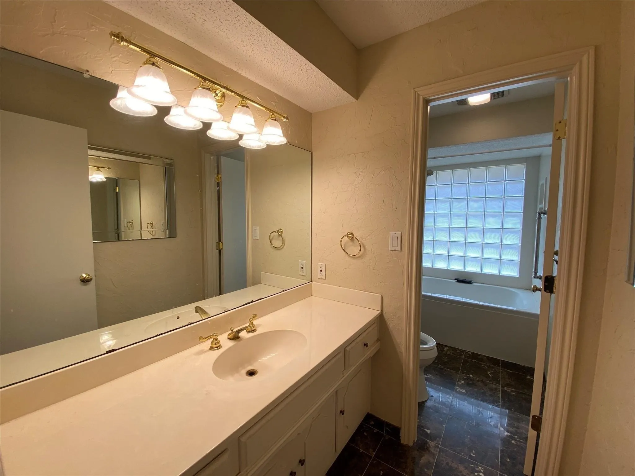 Single Family Residence For Rent in Dallas County , 909 Hillsdale Drive, Richardson, Texas 75081, 4 Bedroom, 2 Bathroom, 2 Garage spaces, 2,112 Sqft, built in 1974, mls#21282090, Real Estate Agent in Richardson, Homes For Rent in Dallas county, Homes For Rent in Richardson, Realtor in Richardson Texas, Real Estate Brokerage Independent Realty Texas, Luminita Cordes Realtor