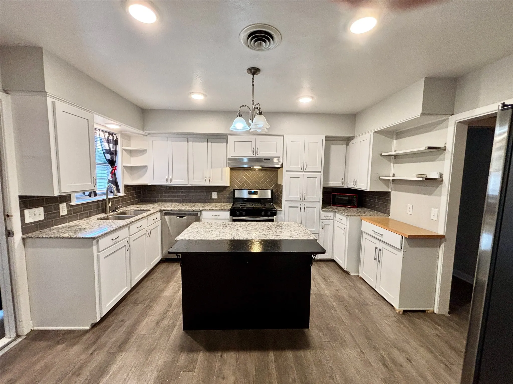Single Family Residence For Sale in Mills County , 1410 Reynolds Street, Goldthwaite, Texas 76844, 3 Bedroom, 2 Bathroom, 2 Garage spaces, 1,477 Sqft, built in 1975, mls#21282091, Real Estate Agent in Goldthwaite, Homes For Sale in Mills county, Homes For Sale in Goldthwaite, Realtor in Goldthwaite Texas, Real Estate Brokerage Independent Realty Texas, Luminita Cordes Realtor