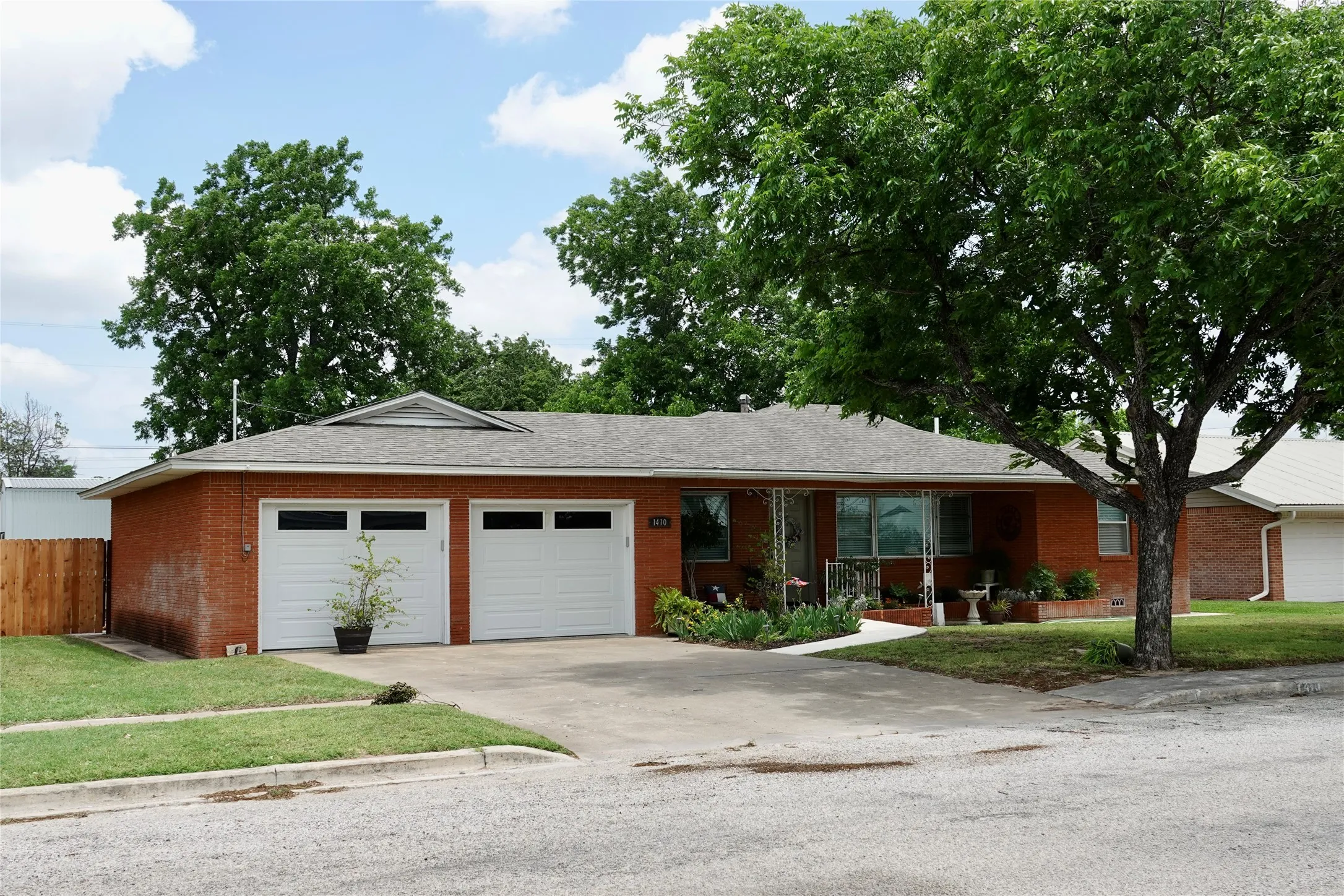 Single Family Residence For Sale in Mills County , 1410 Reynolds Street, Goldthwaite, Texas 76844, 3 Bedroom, 2 Bathroom, 2 Garage spaces, 1,477 Sqft, built in 1975, mls#21282091, Real Estate Agent in Goldthwaite, Homes For Sale in Mills county, Homes For Sale in Goldthwaite, Realtor in Goldthwaite Texas, Real Estate Brokerage Independent Realty Texas, Luminita Cordes Realtor