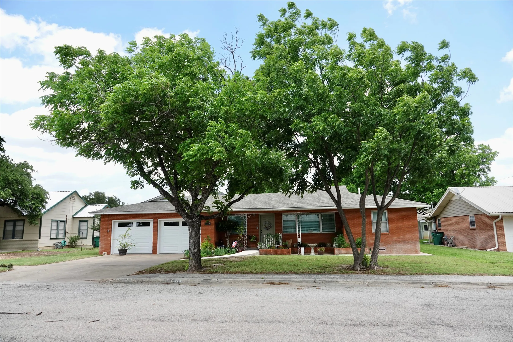Single Family Residence For Sale in Mills County , 1410 Reynolds Street, Goldthwaite, Texas 76844, 3 Bedroom, 2 Bathroom, 2 Garage spaces, 1,477 Sqft, built in 1975, mls#21282091, Real Estate Agent in Goldthwaite, Homes For Sale in Mills county, Homes For Sale in Goldthwaite, Realtor in Goldthwaite Texas, Real Estate Brokerage Independent Realty Texas, Luminita Cordes Realtor